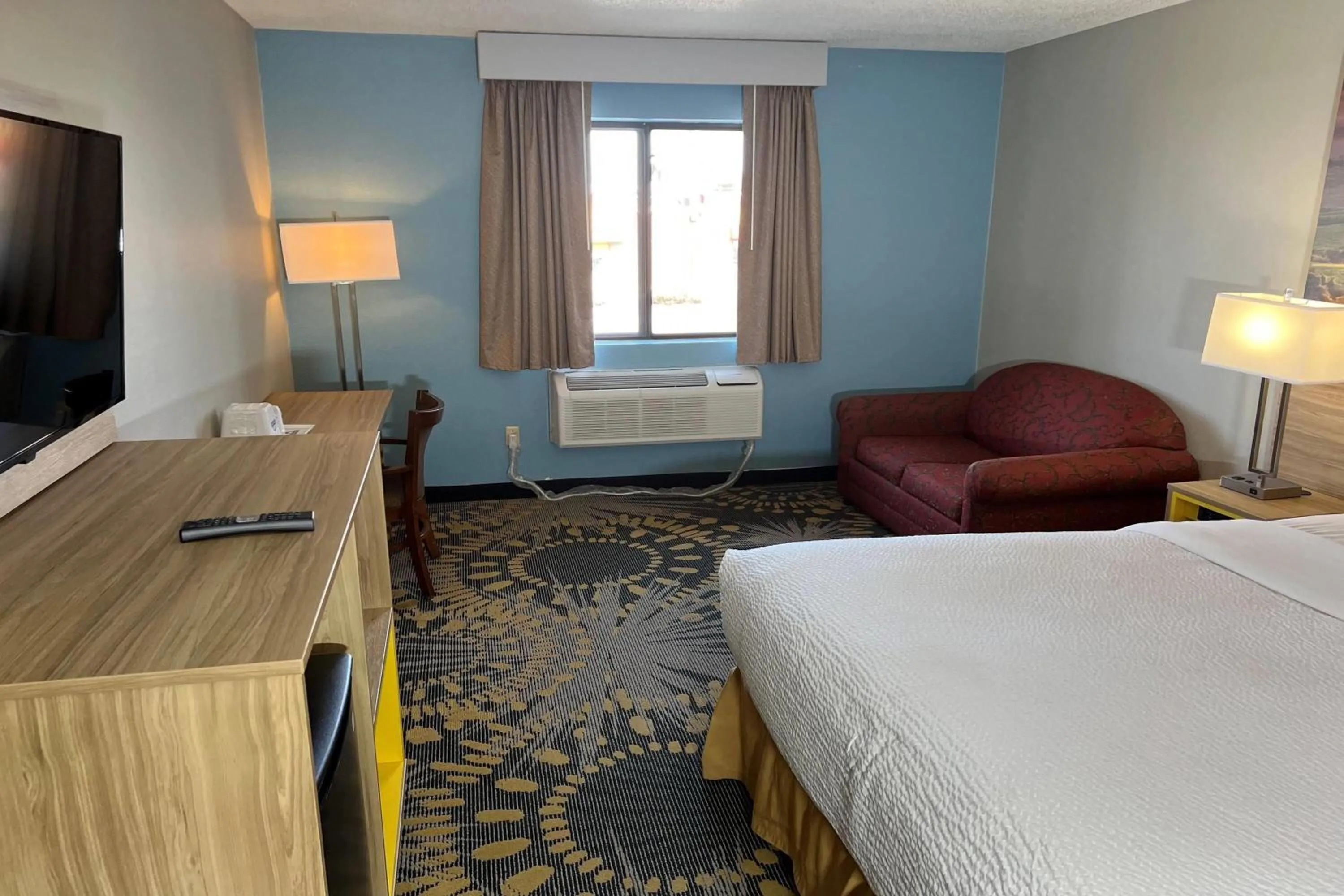 Photo of the whole room, Bed in Days Inn by Wyndham Salina I-70