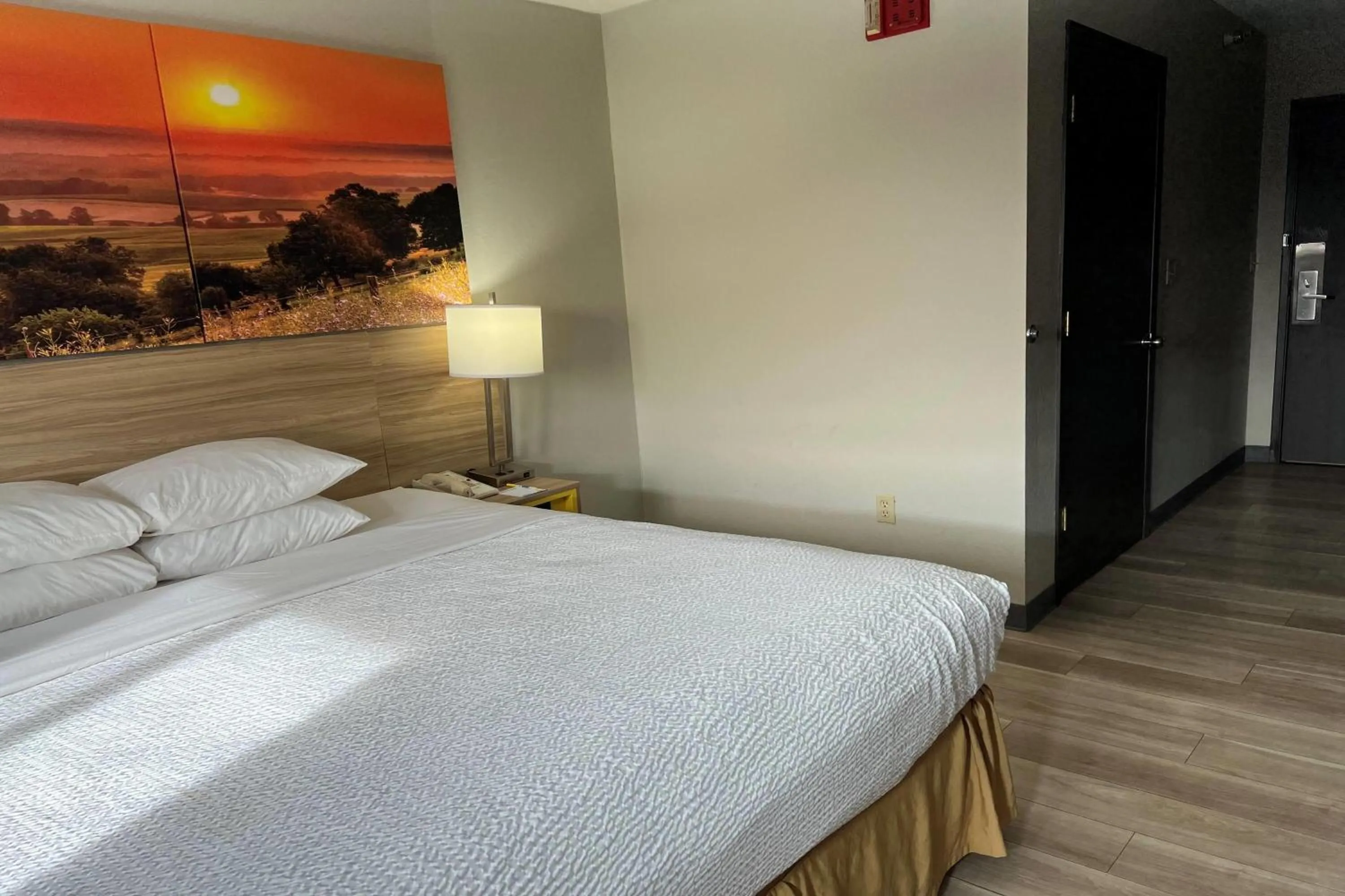 Photo of the whole room, Bed in Days Inn by Wyndham Salina I-70