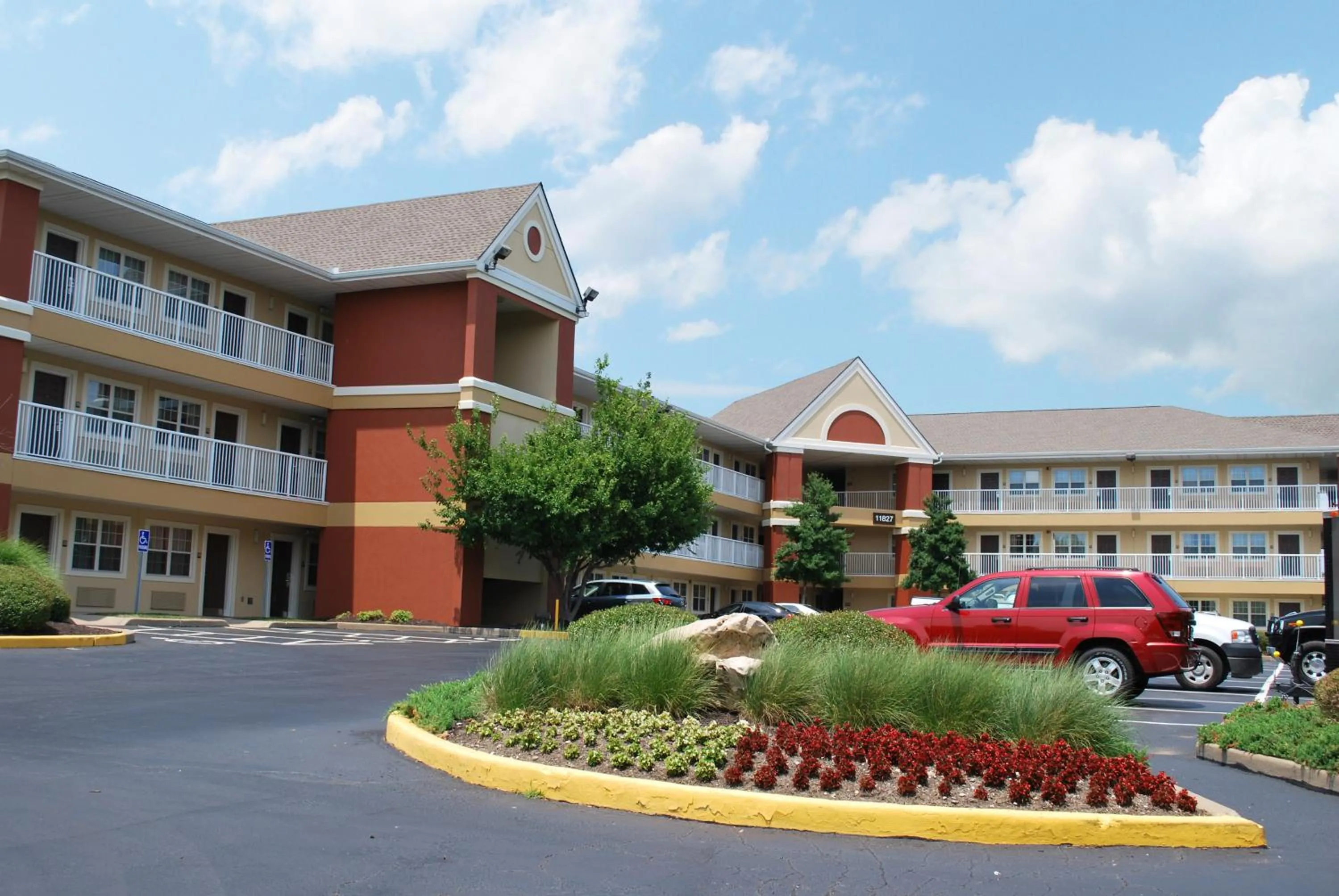 Property building in Extended Stay America Suites - St Louis - Westport - E Lackland Rd
