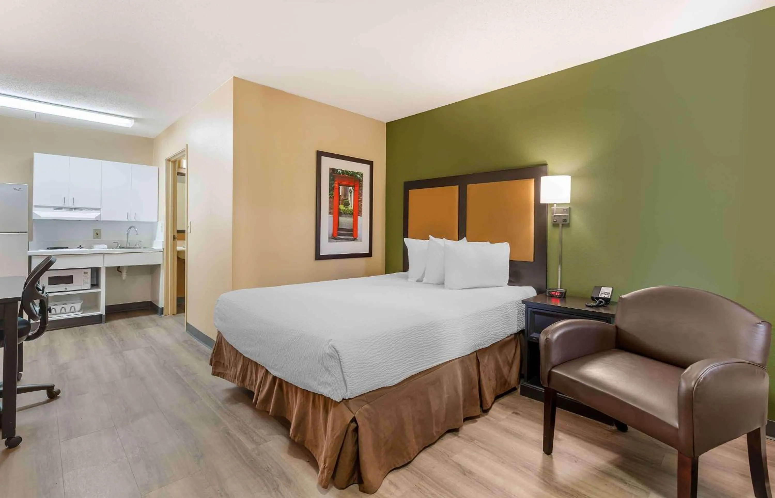 Bedroom, Bed in Extended Stay America Suites - St Louis - Westport - E Lackland Rd