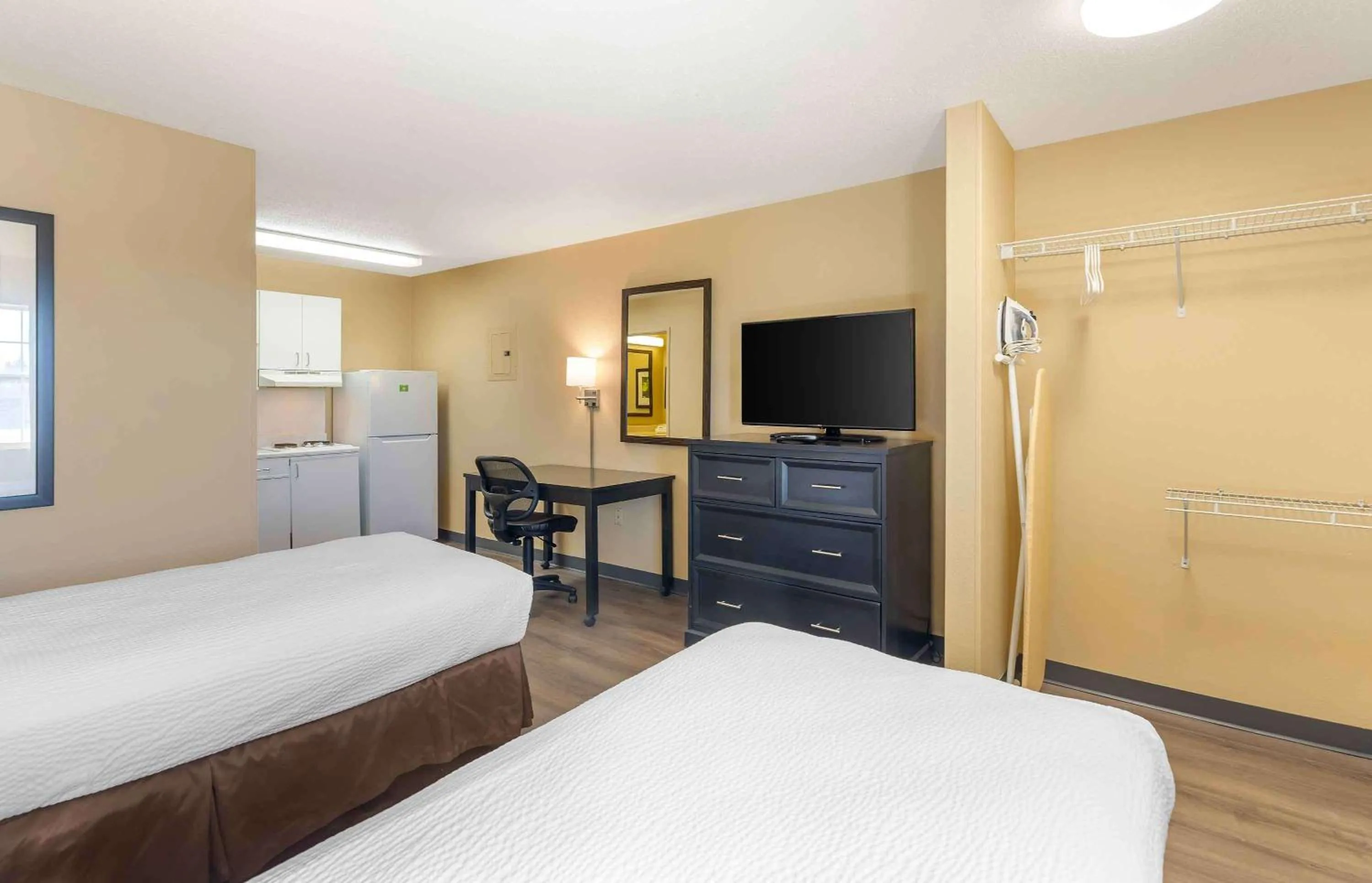 Bedroom, Bed in Extended Stay America Suites - St Louis - Westport - E Lackland Rd