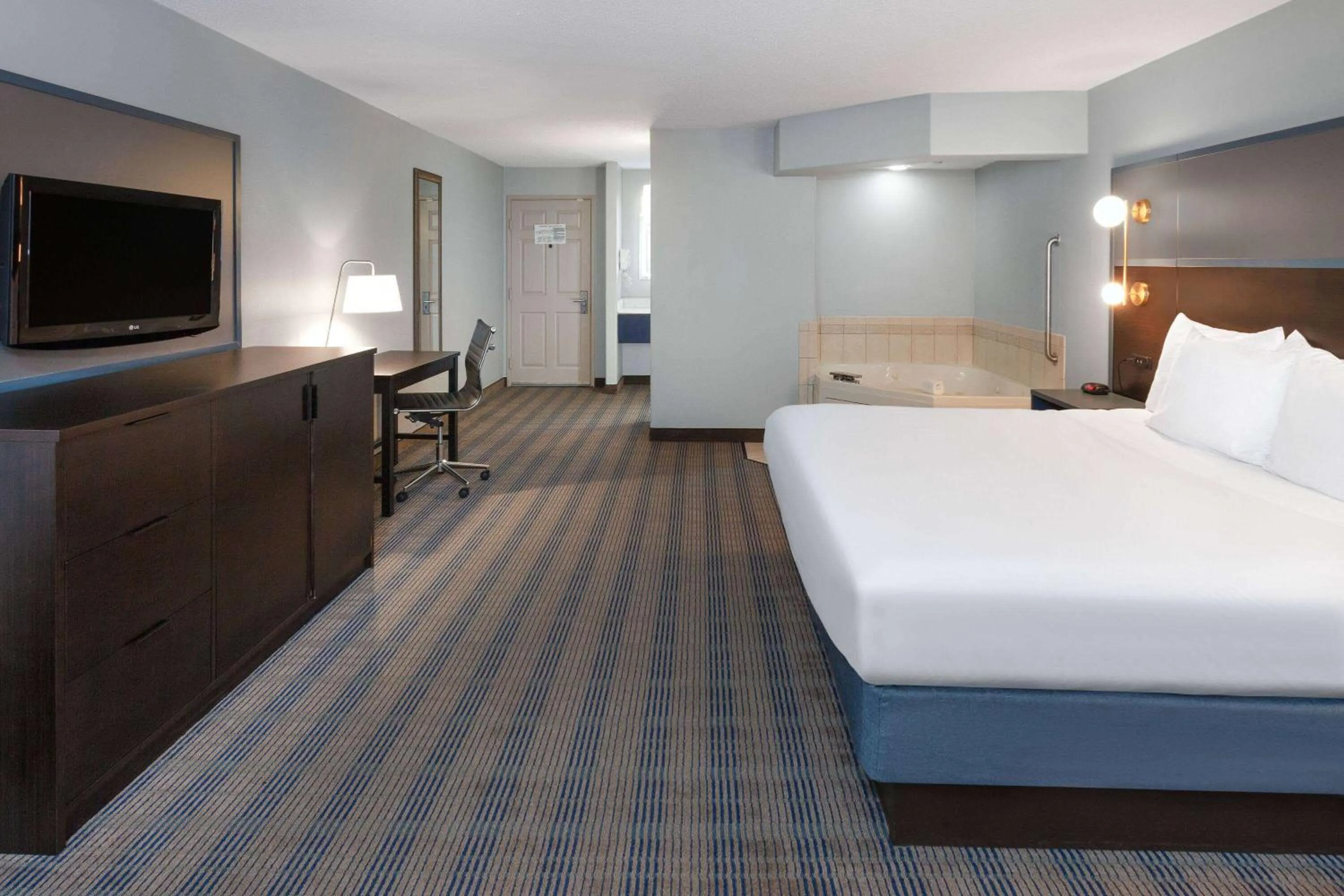 Hot Tub, Bed in AmericInn by Wyndham Peoria