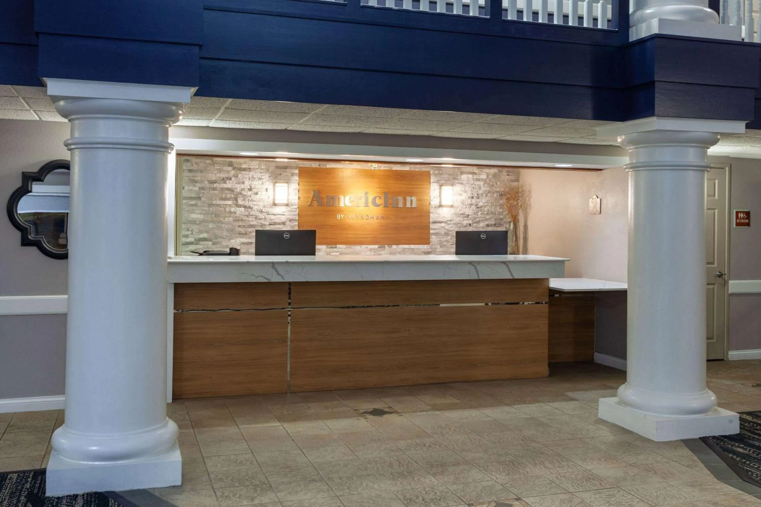 Lobby or reception in AmericInn by Wyndham Peoria