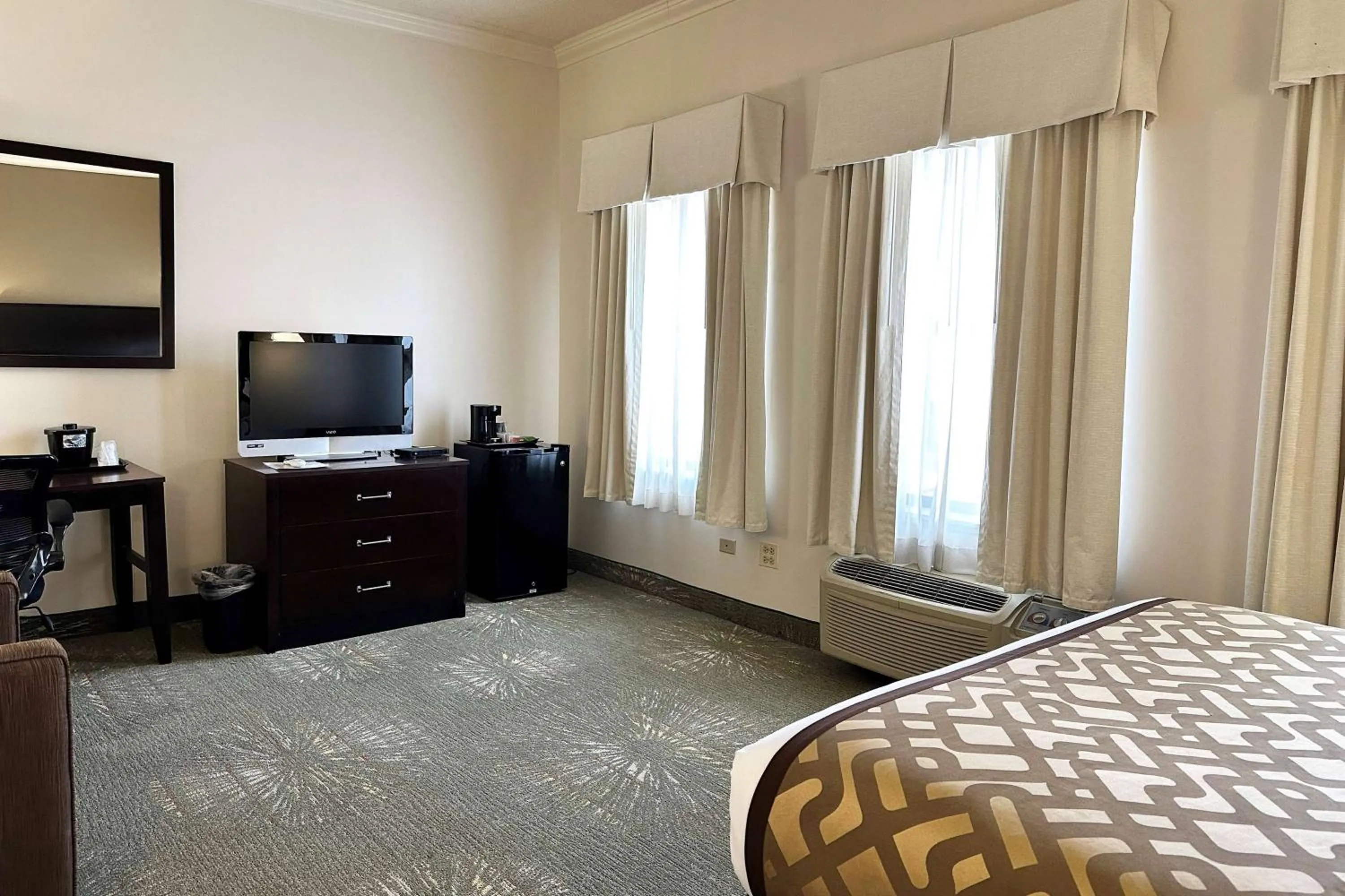 Photo of the whole room, Bed in Chicago South Loop Hotel