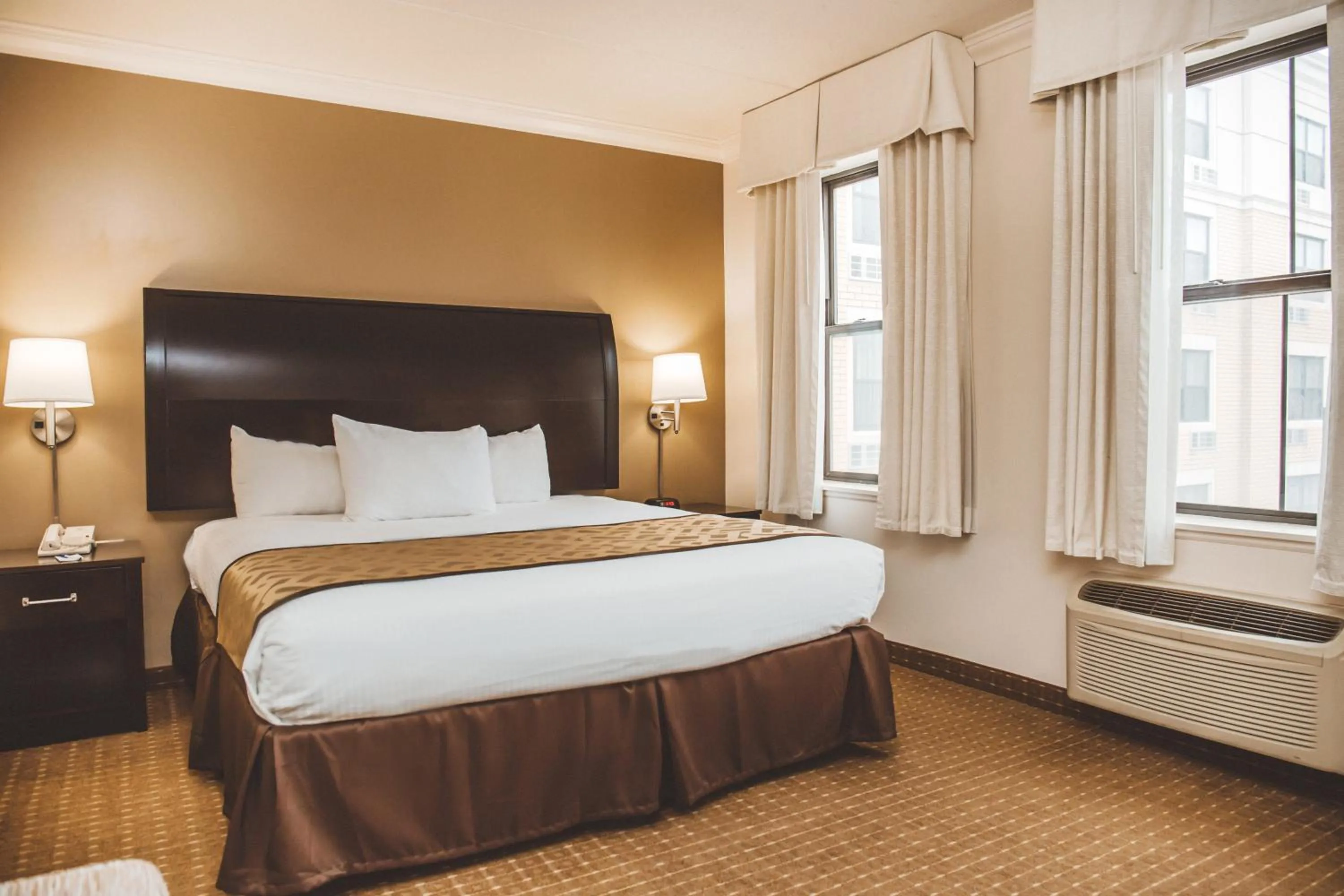 Bedroom, Bed in Chicago South Loop Hotel