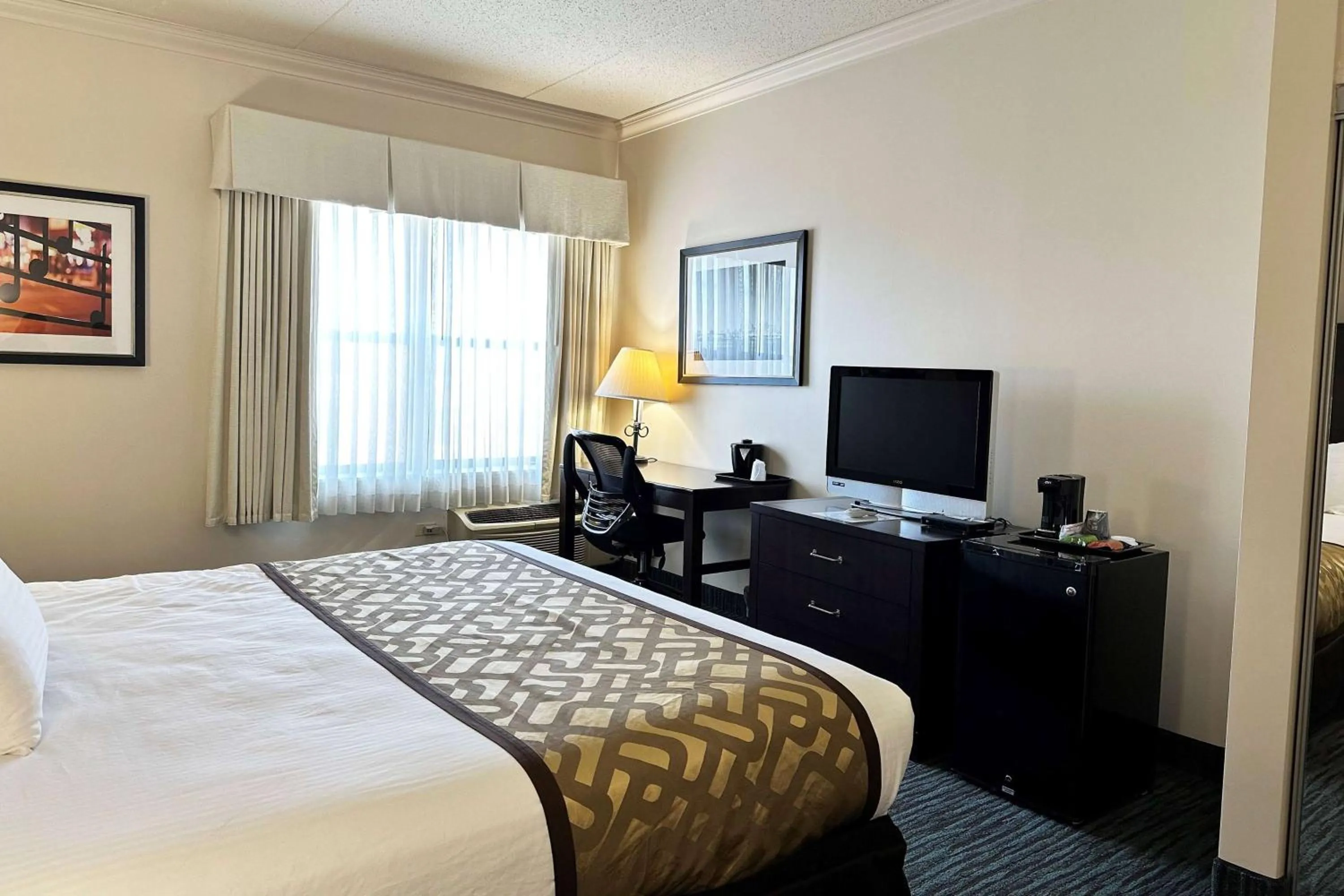 Photo of the whole room, Bed in Chicago South Loop Hotel