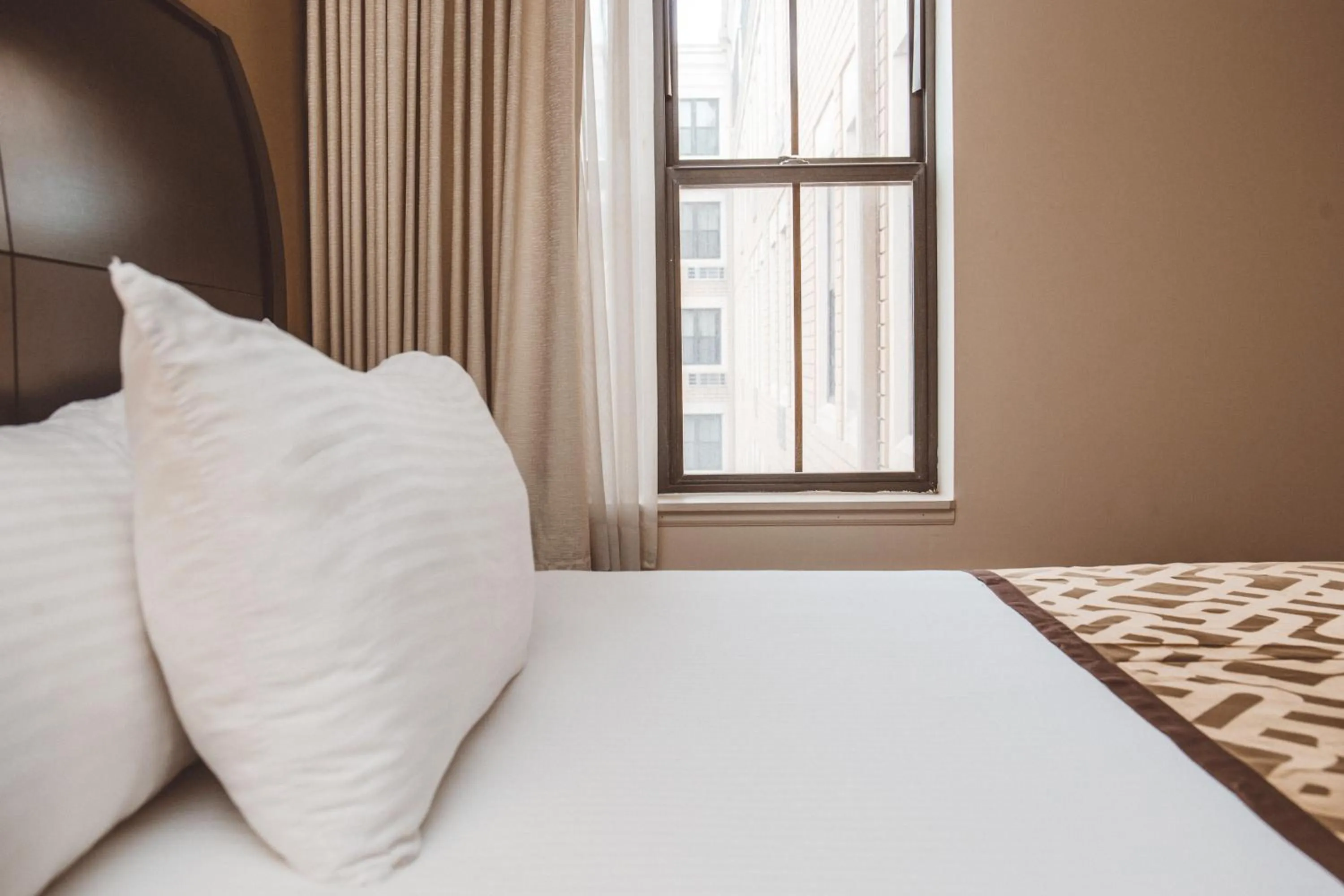 Bedroom, Bed in Chicago South Loop Hotel