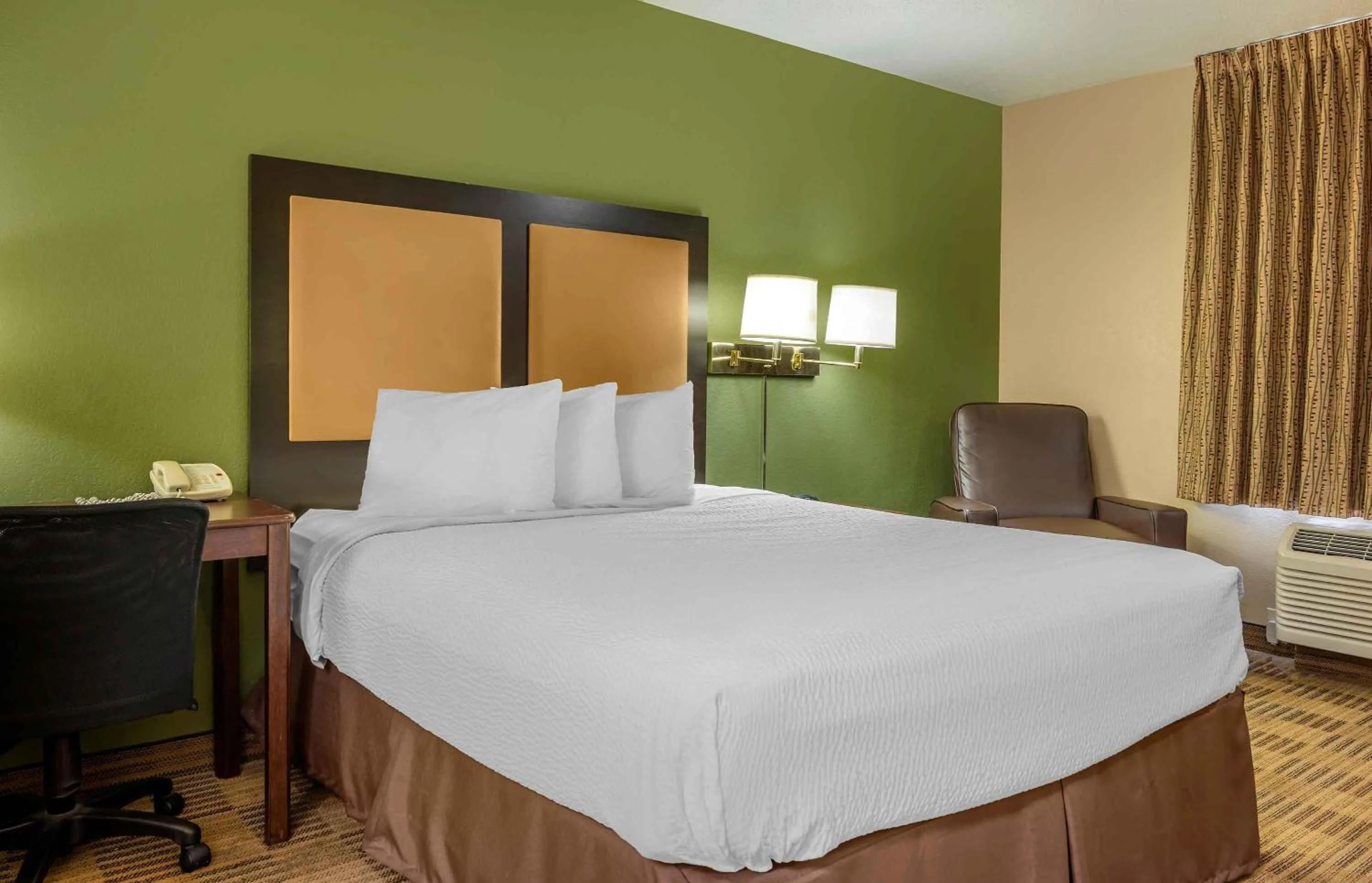 Bedroom, Bed in Extended Stay America Suites - Rochester - North