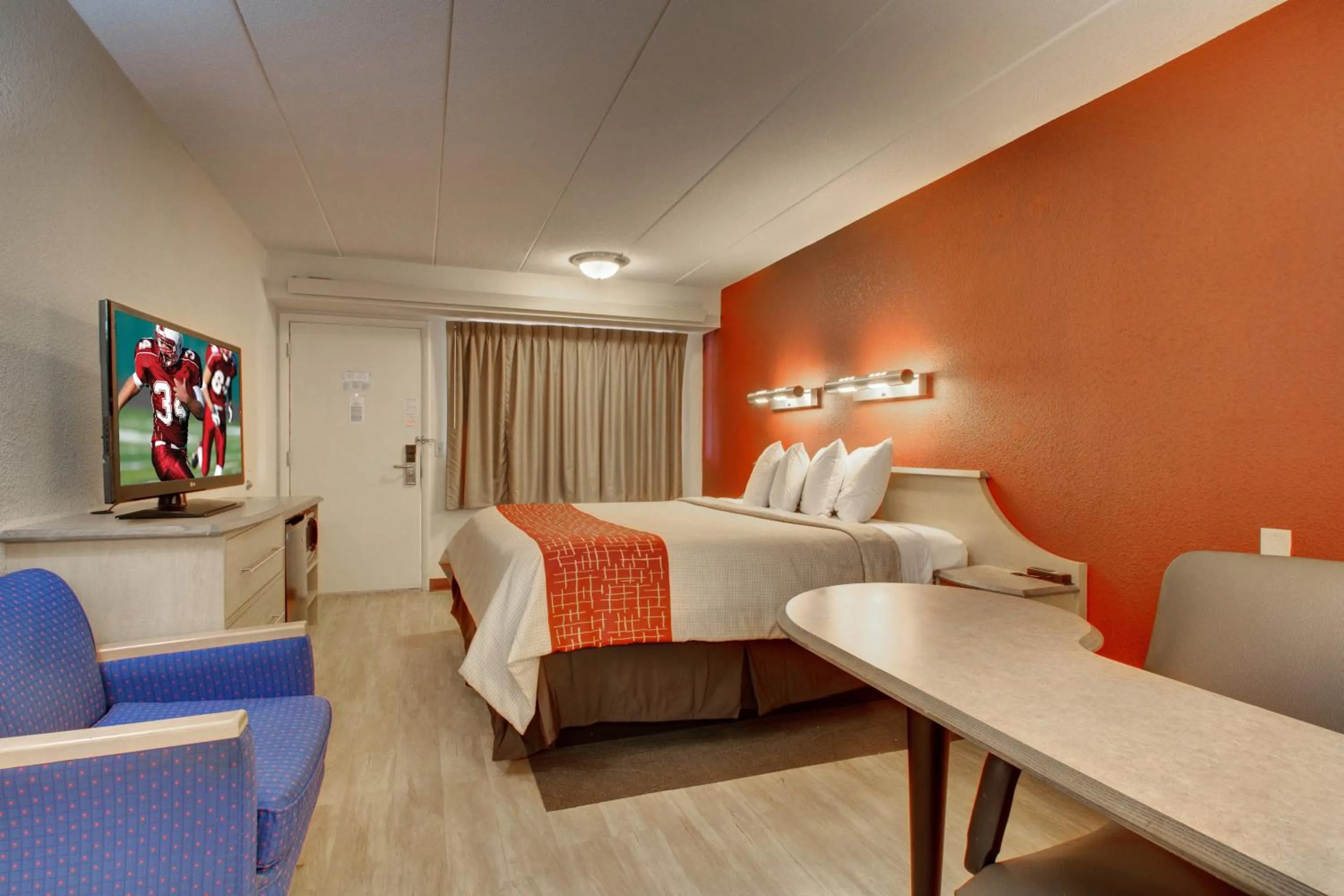 Photo of the whole room, Bed in Red Roof Inn St Louis - Westport - Maryland Heights