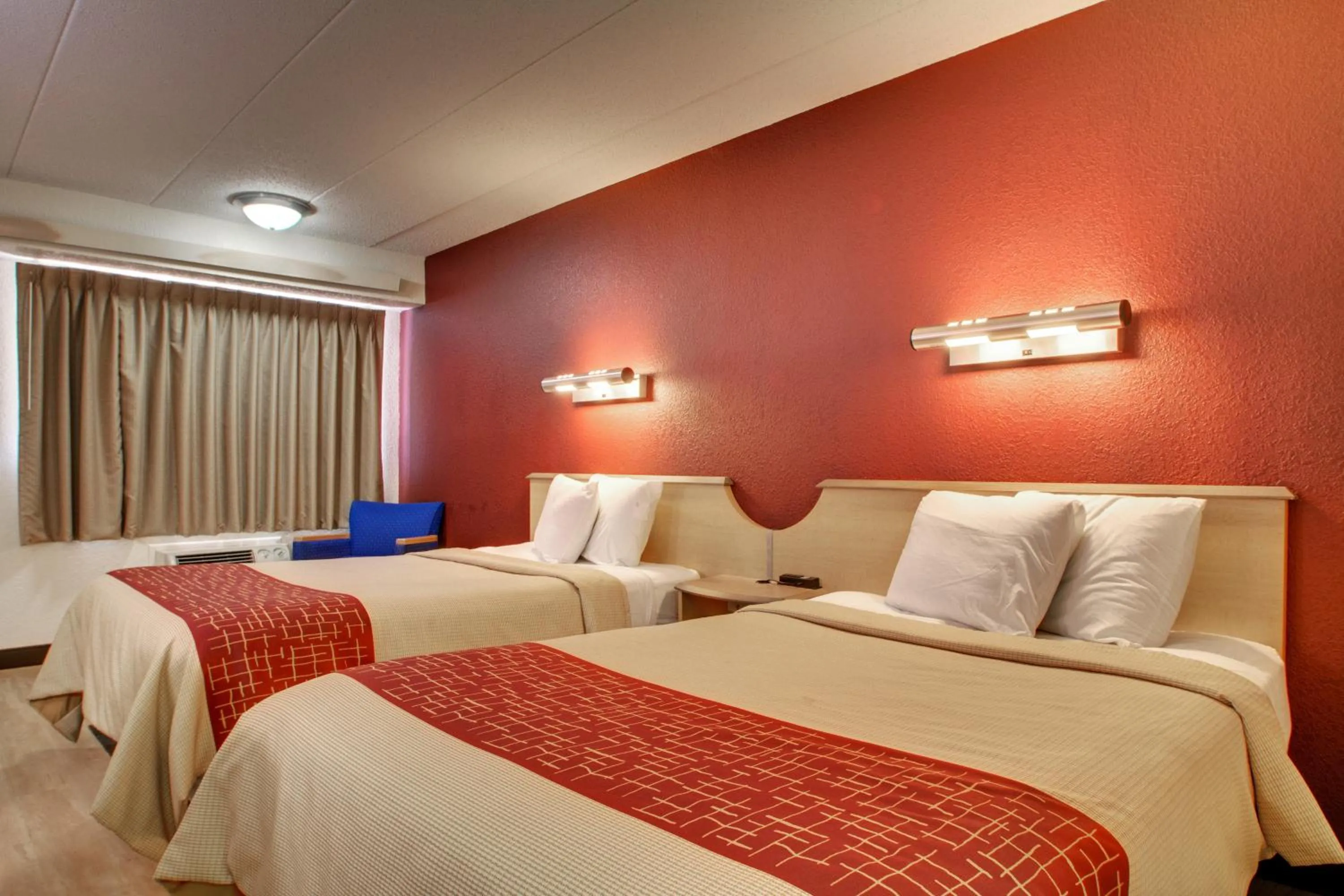 Photo of the whole room, Bed in Red Roof Inn St Louis - Westport - Maryland Heights