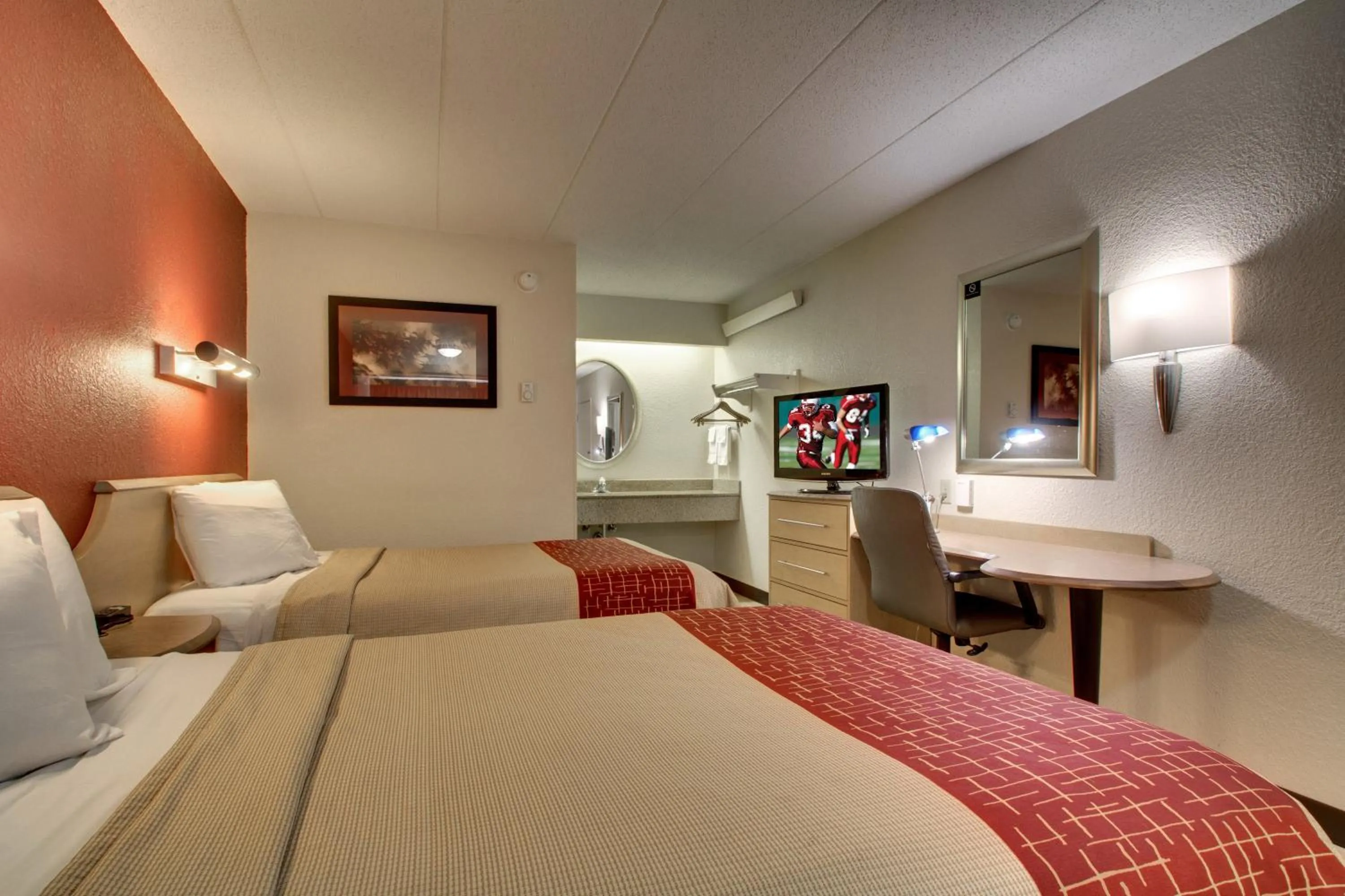 Photo of the whole room, Bed in Red Roof Inn St Louis - Westport - Maryland Heights