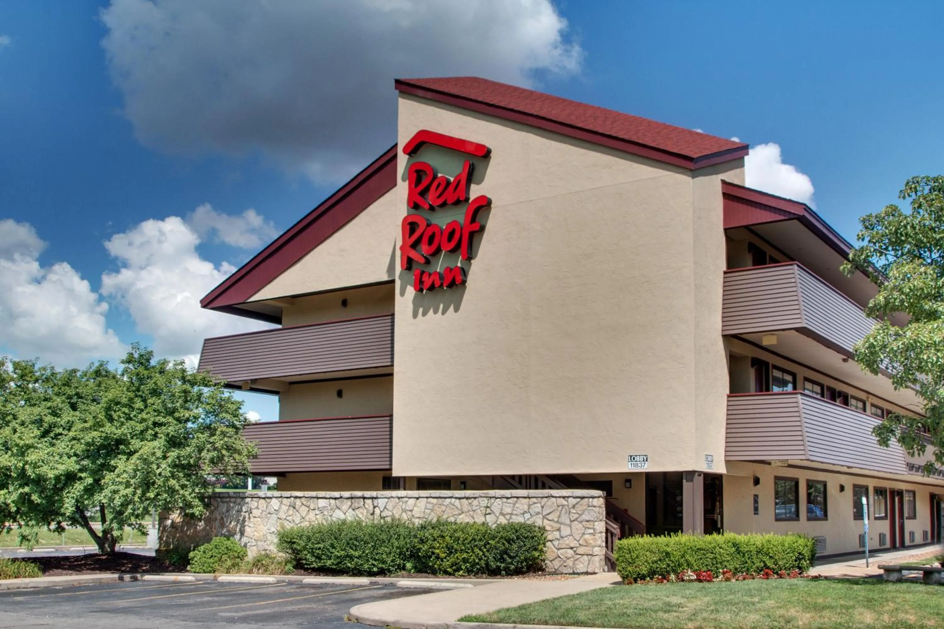 Property building in Red Roof Inn St Louis - Westport - Maryland Heights