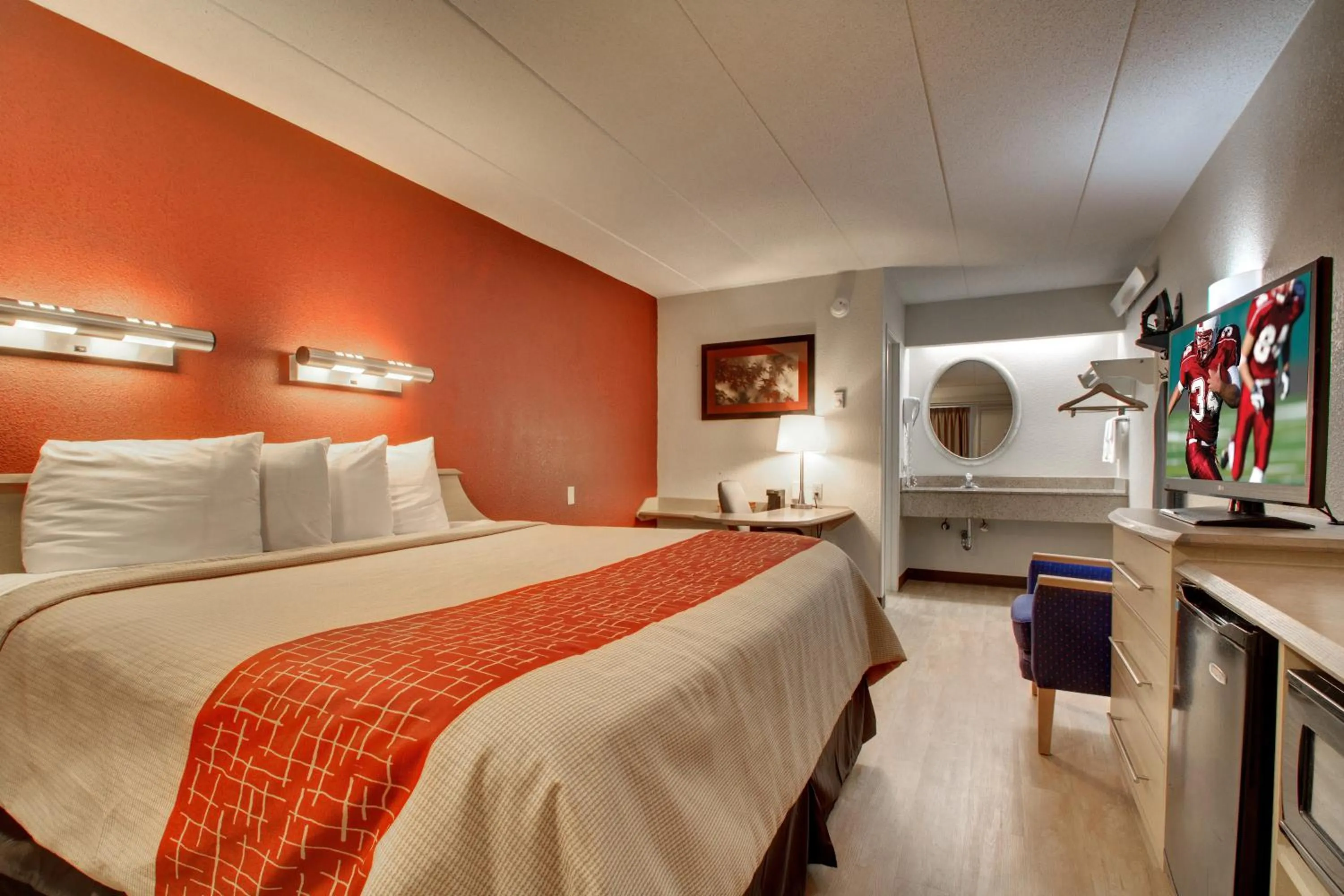 Photo of the whole room, Bed in Red Roof Inn St Louis - Westport - Maryland Heights