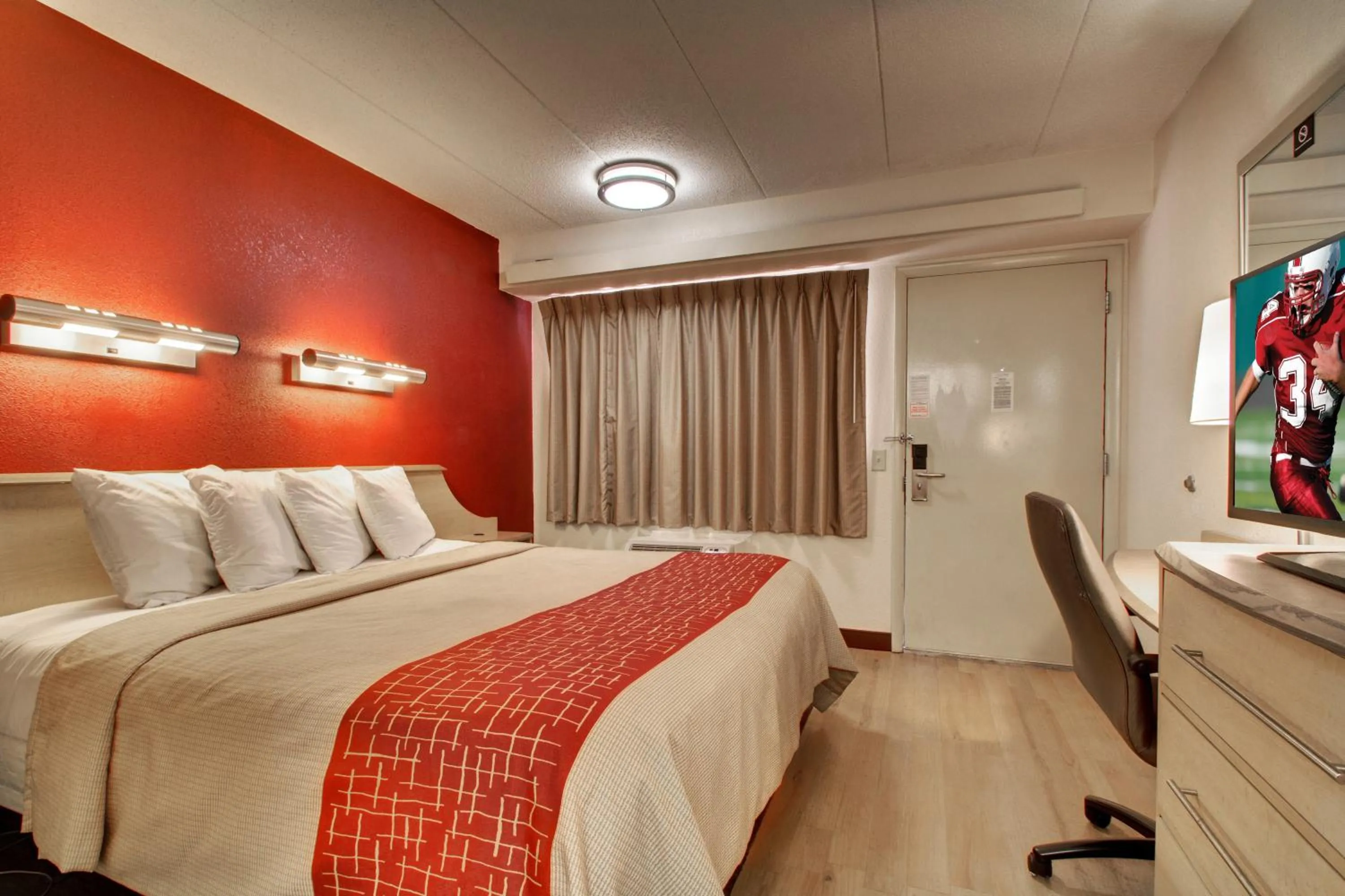 Photo of the whole room, Bed in Red Roof Inn St Louis - Westport - Maryland Heights