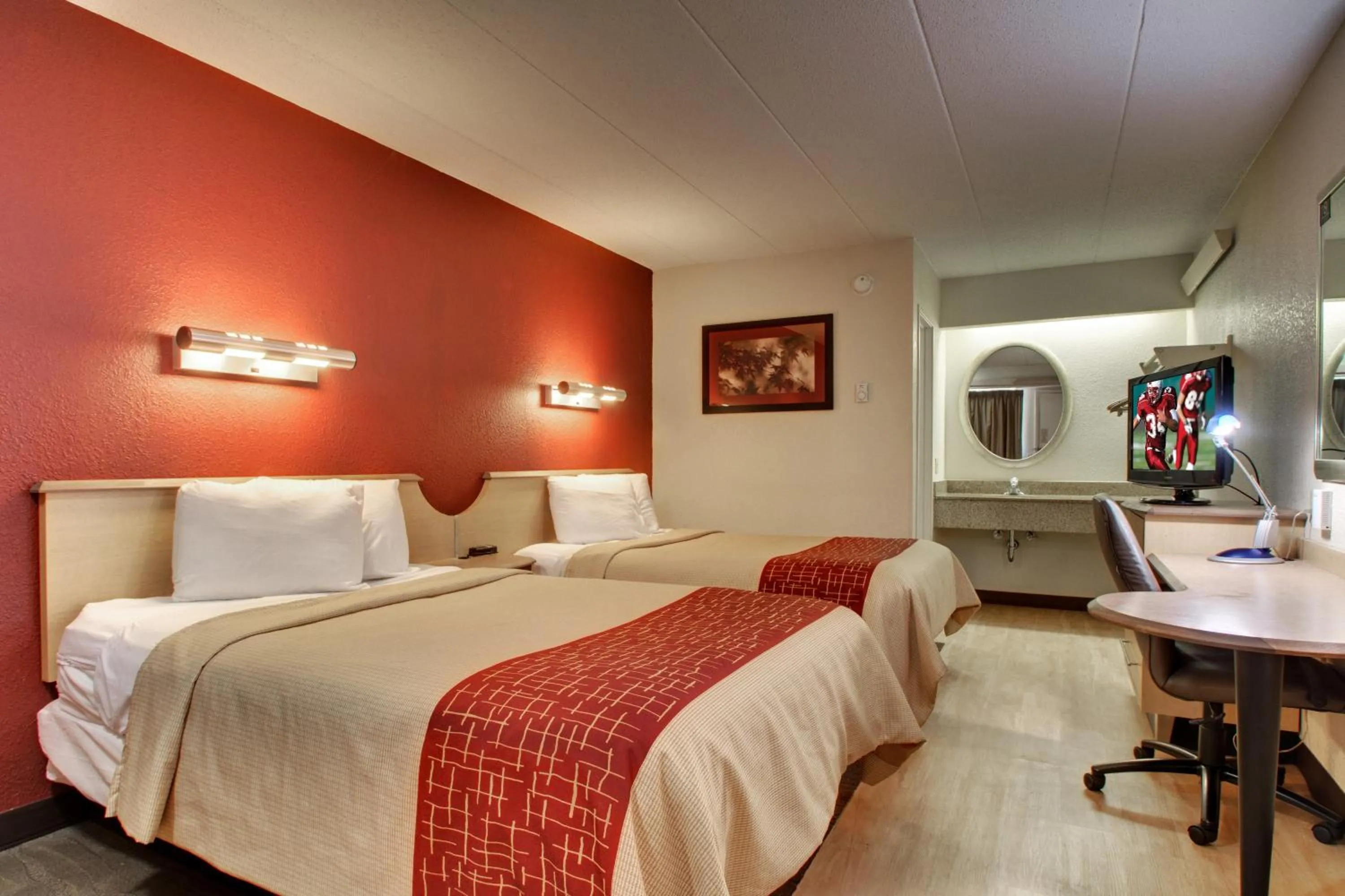 Photo of the whole room, Bed in Red Roof Inn St Louis - Westport - Maryland Heights