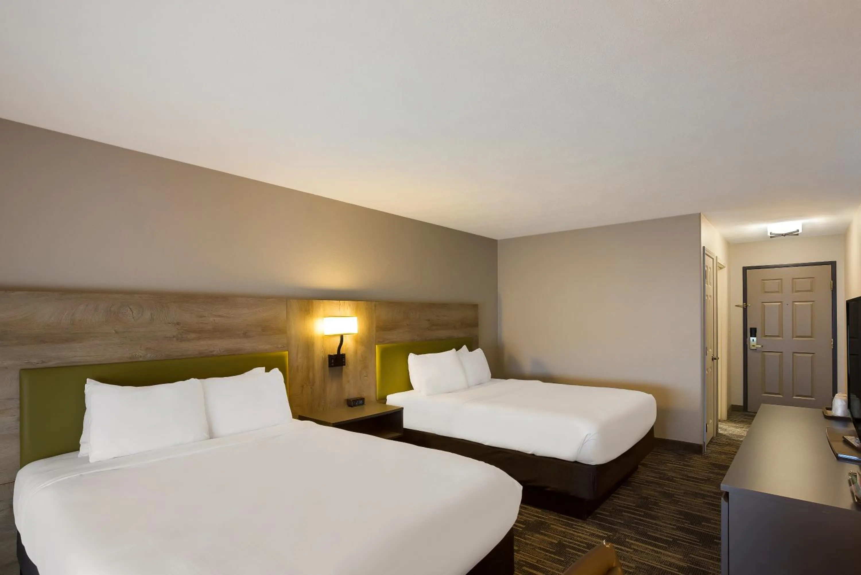 Bed in Country Inn & Suites by Radisson, Marion, IL