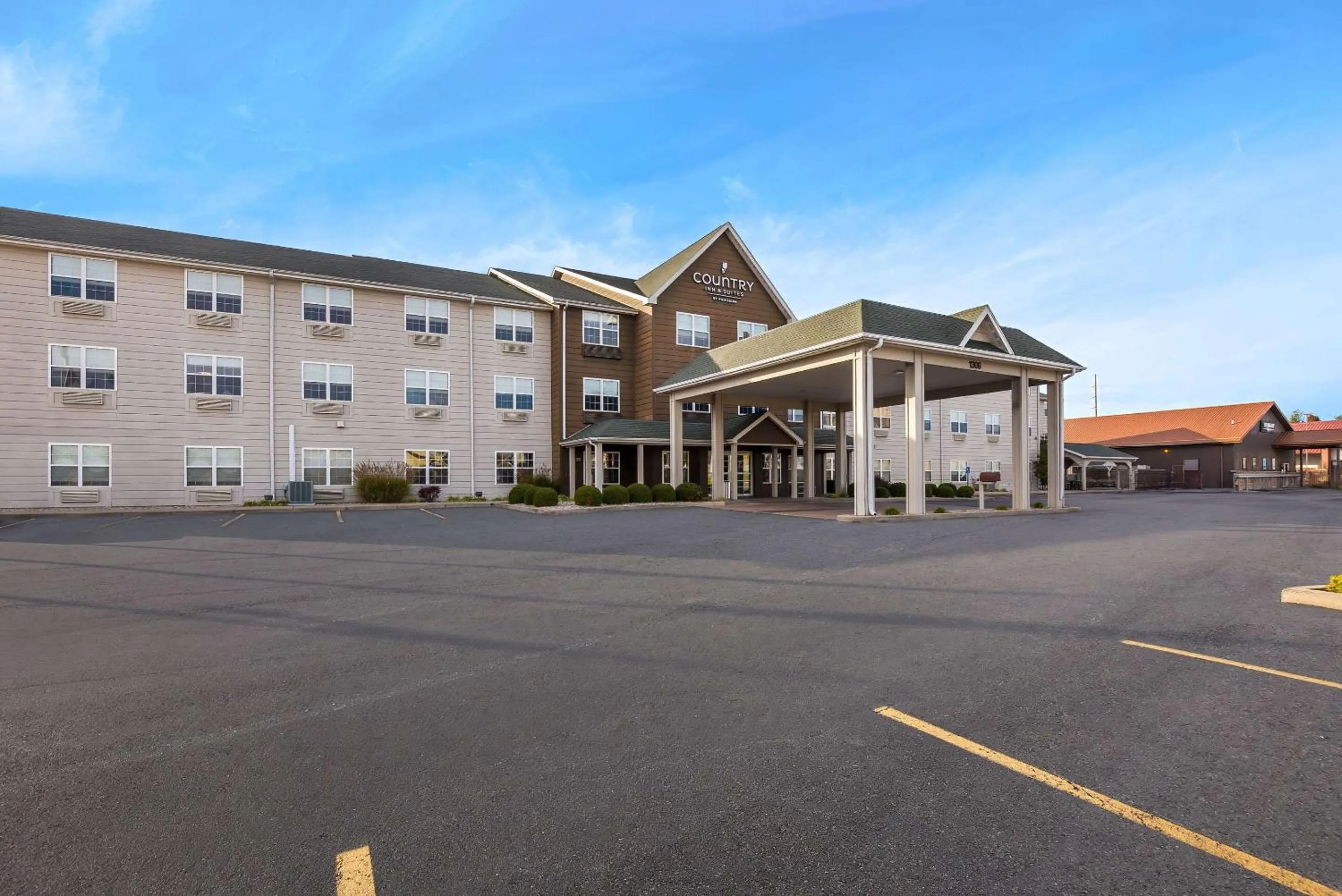 Property building in Country Inn & Suites by Radisson, Marion, IL