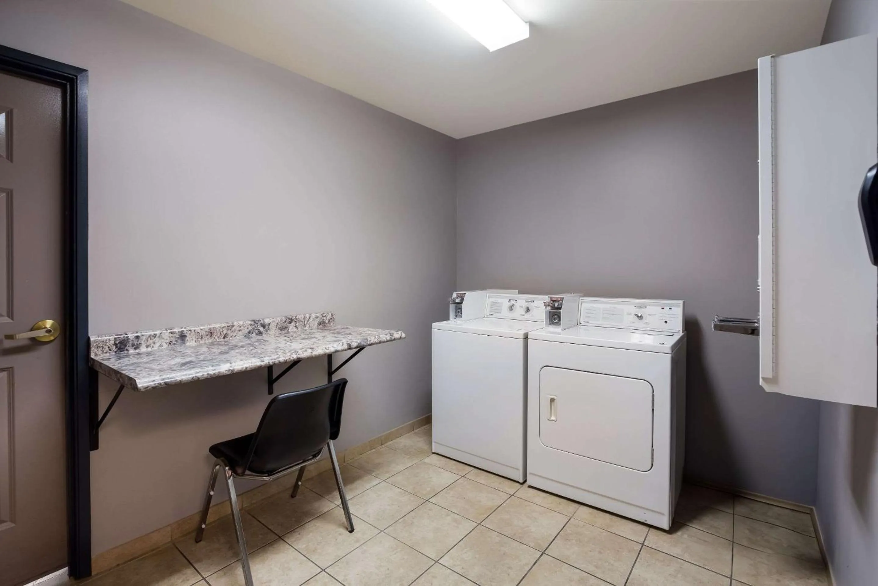 laundry in Country Inn & Suites by Radisson, Marion, IL