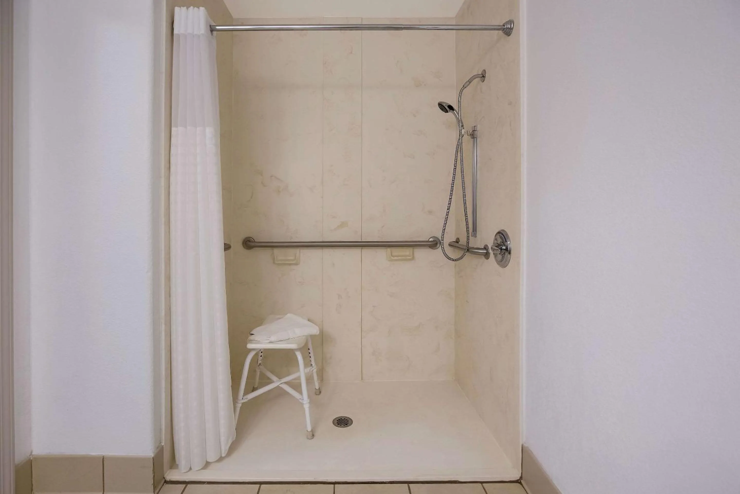 Bedroom in Country Inn & Suites by Radisson, Marion, IL