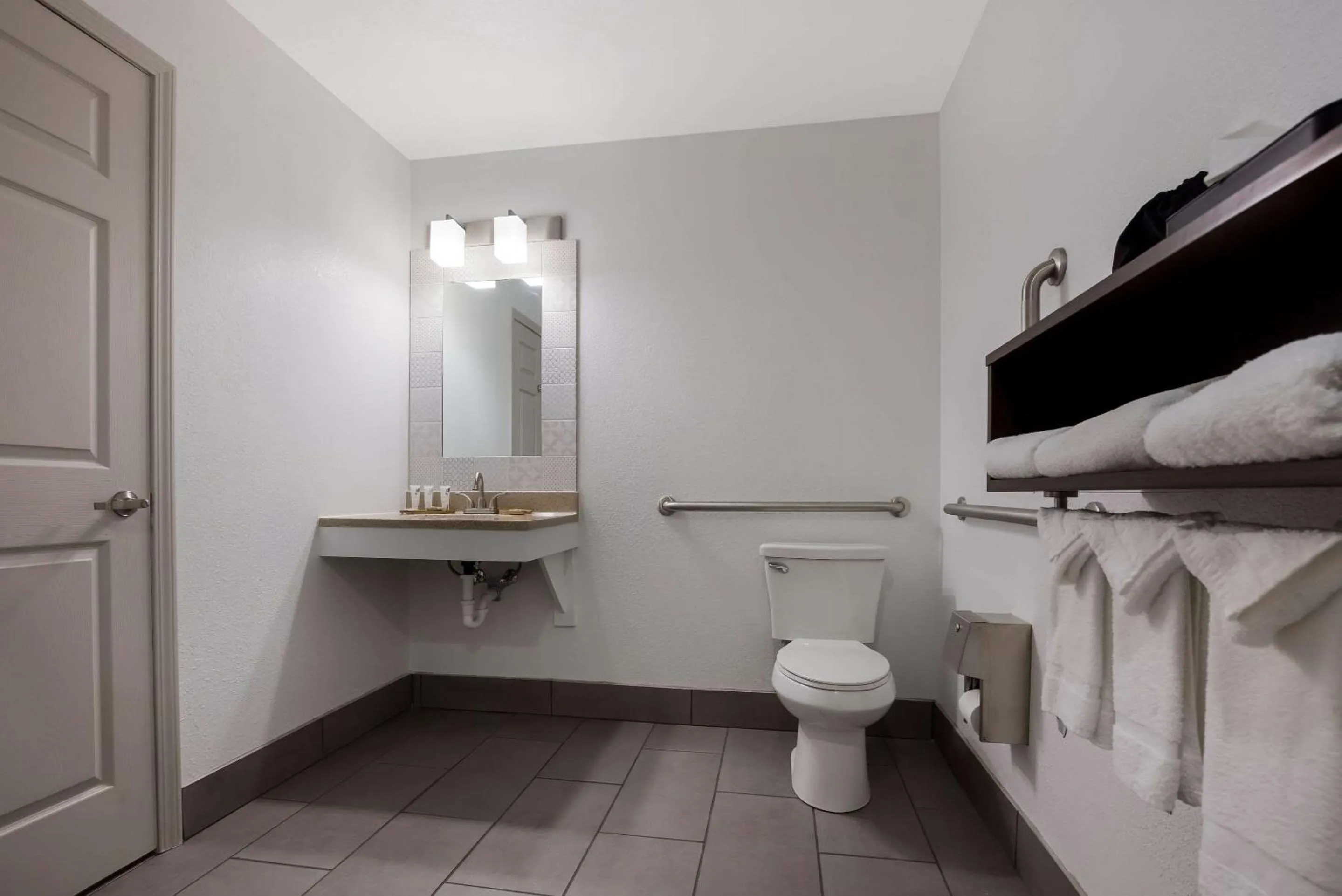 Bathroom in Country Inn & Suites by Radisson, Marion, IL