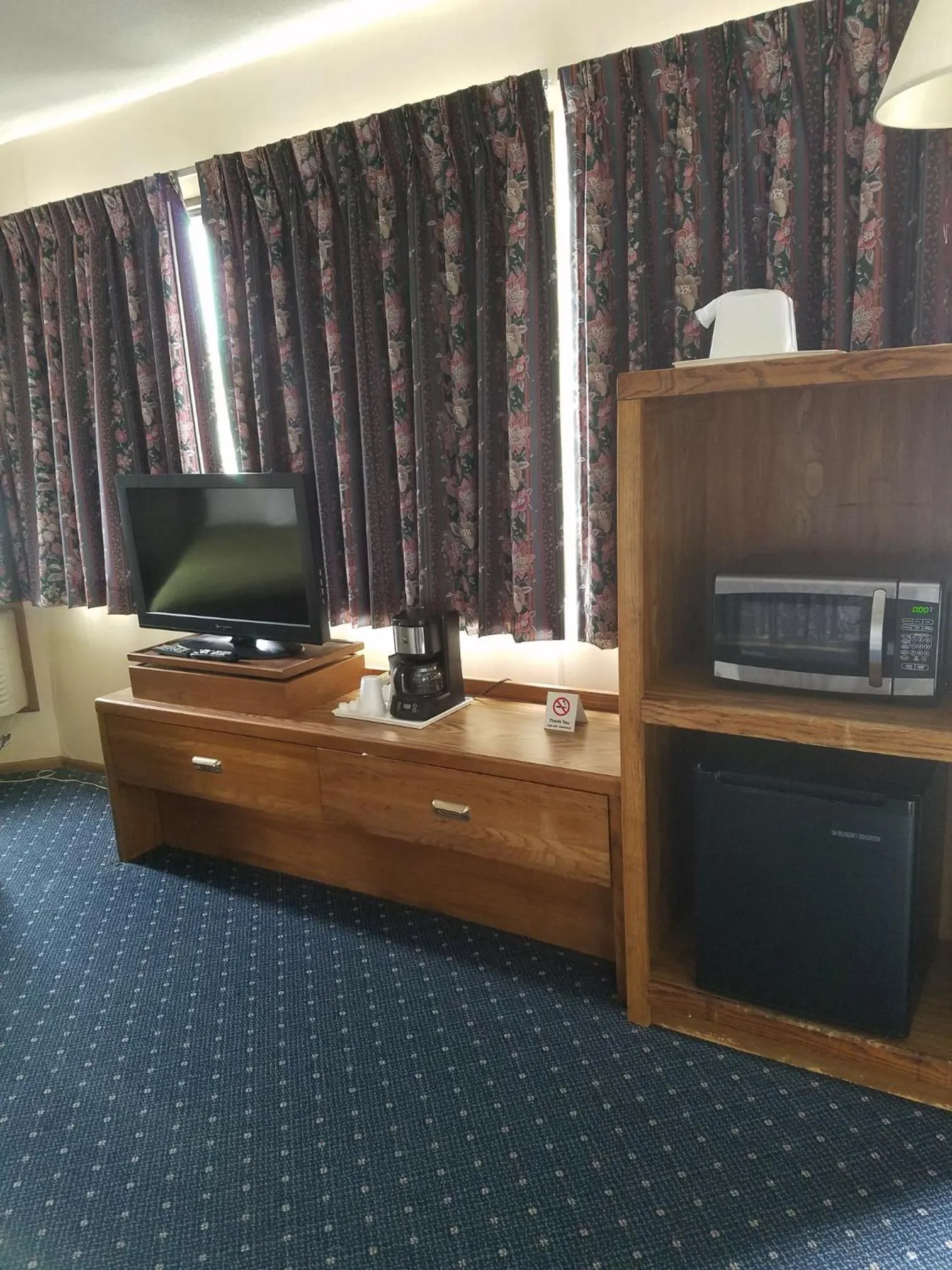 TV and multimedia in Knights Inn Mackinaw City