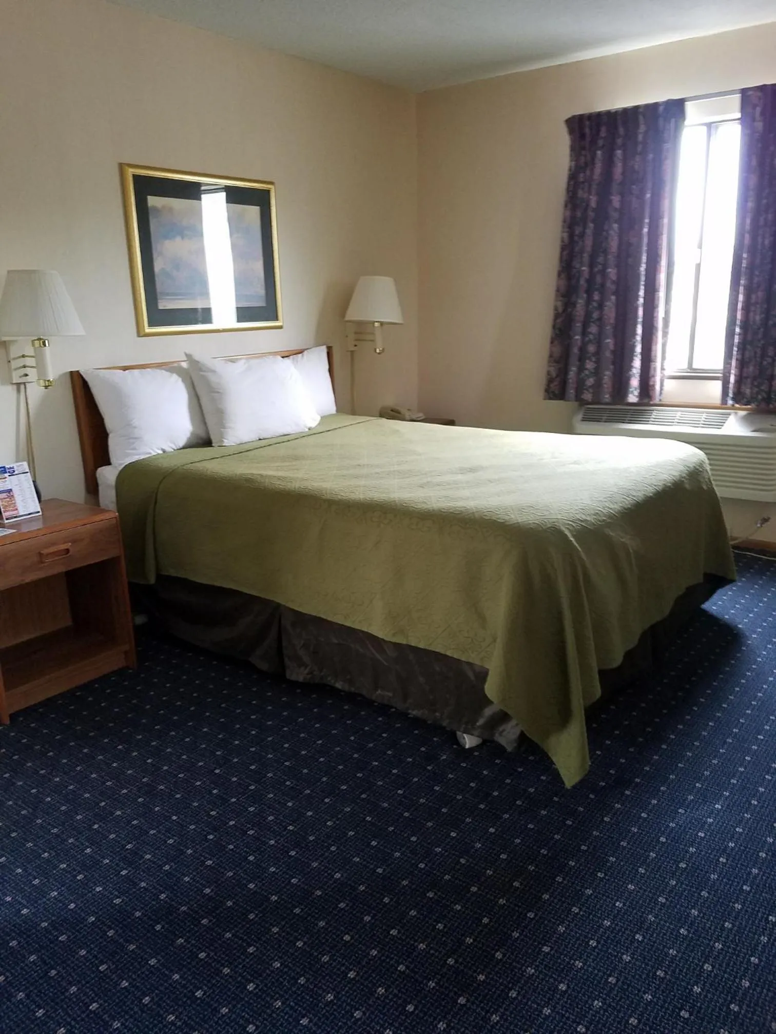 Bed in Knights Inn Mackinaw City