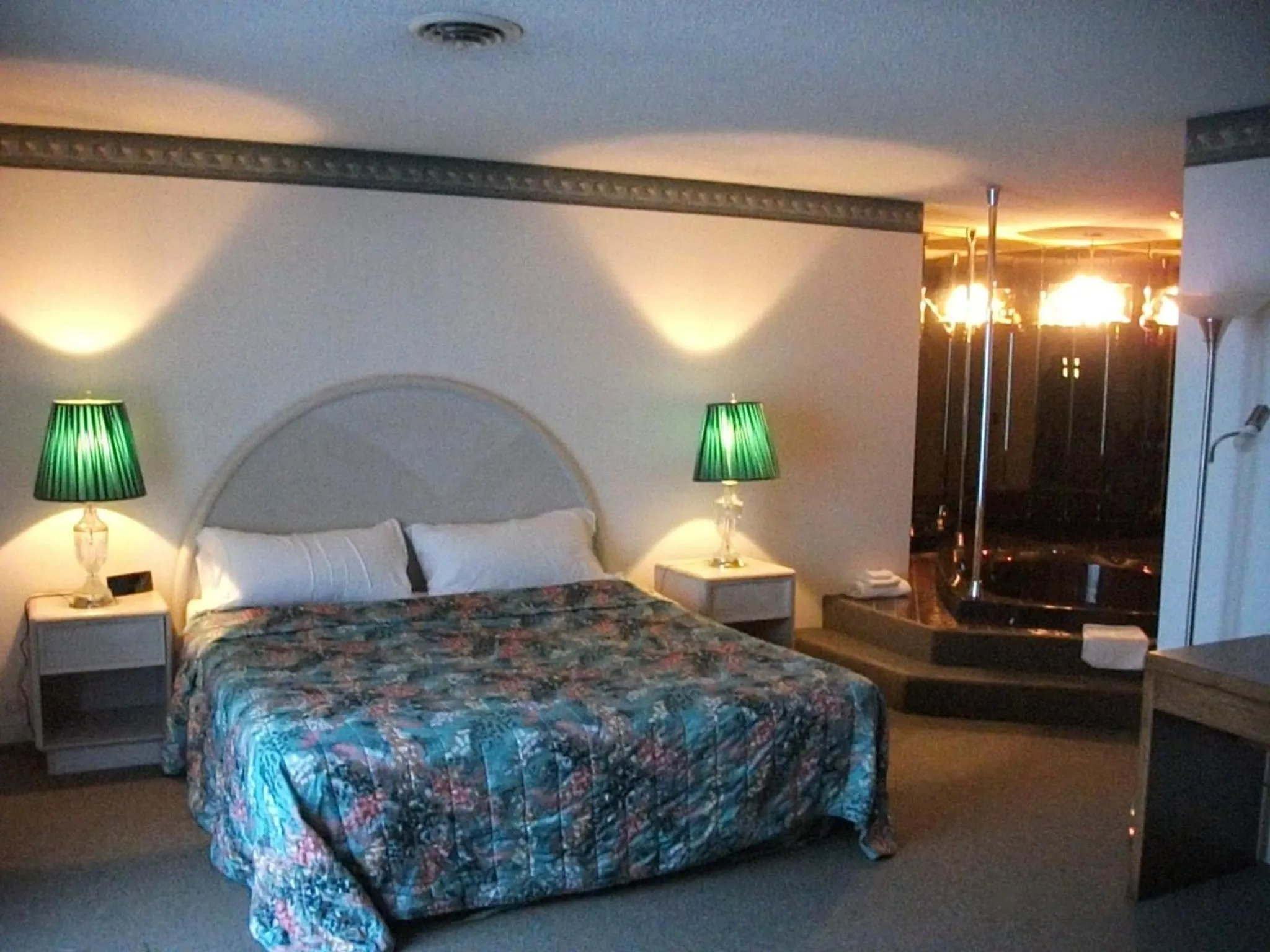 Bedroom in Knights Inn Mackinaw City