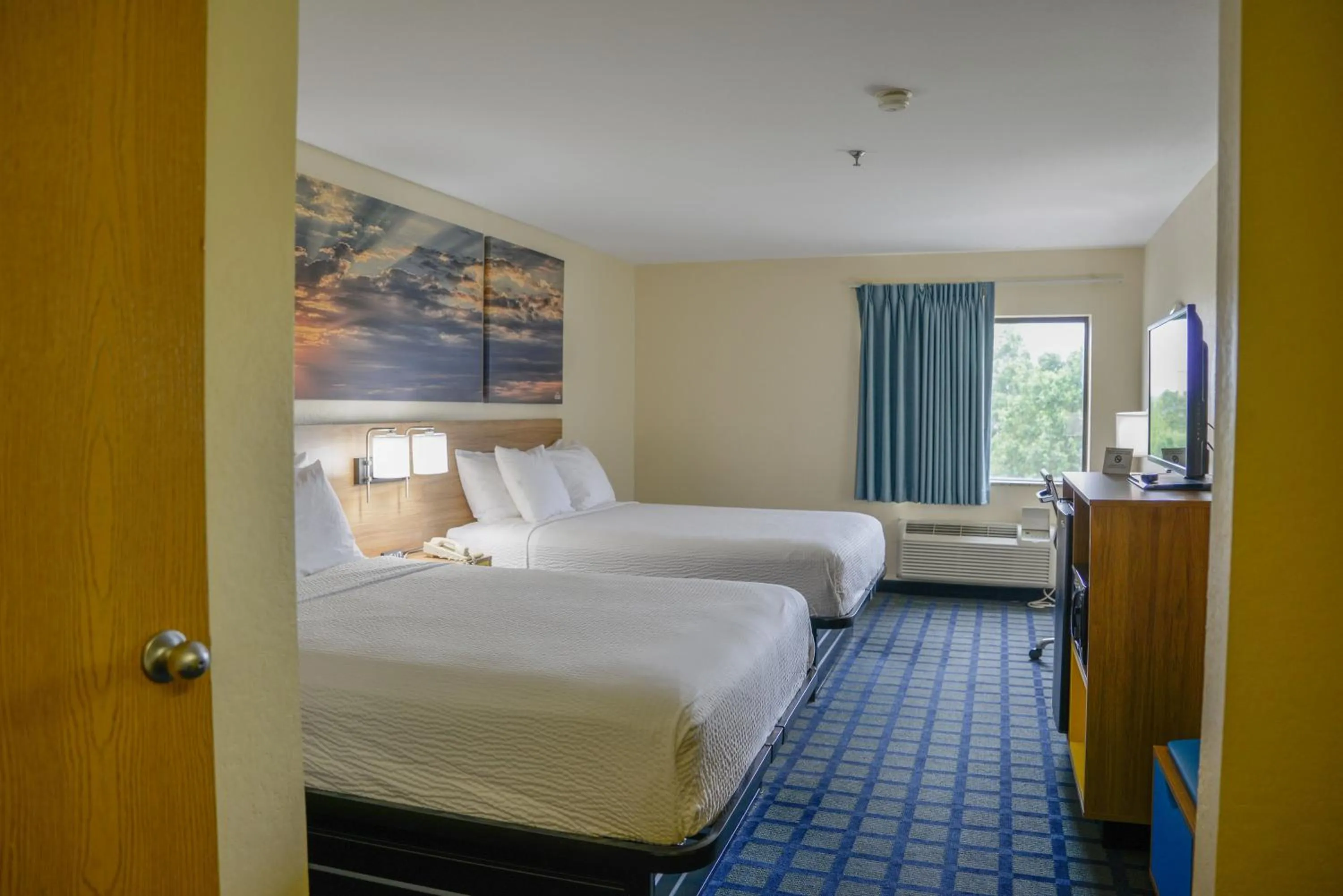 Bedroom, Bed in Days Inn by Wyndham Mount Vernon