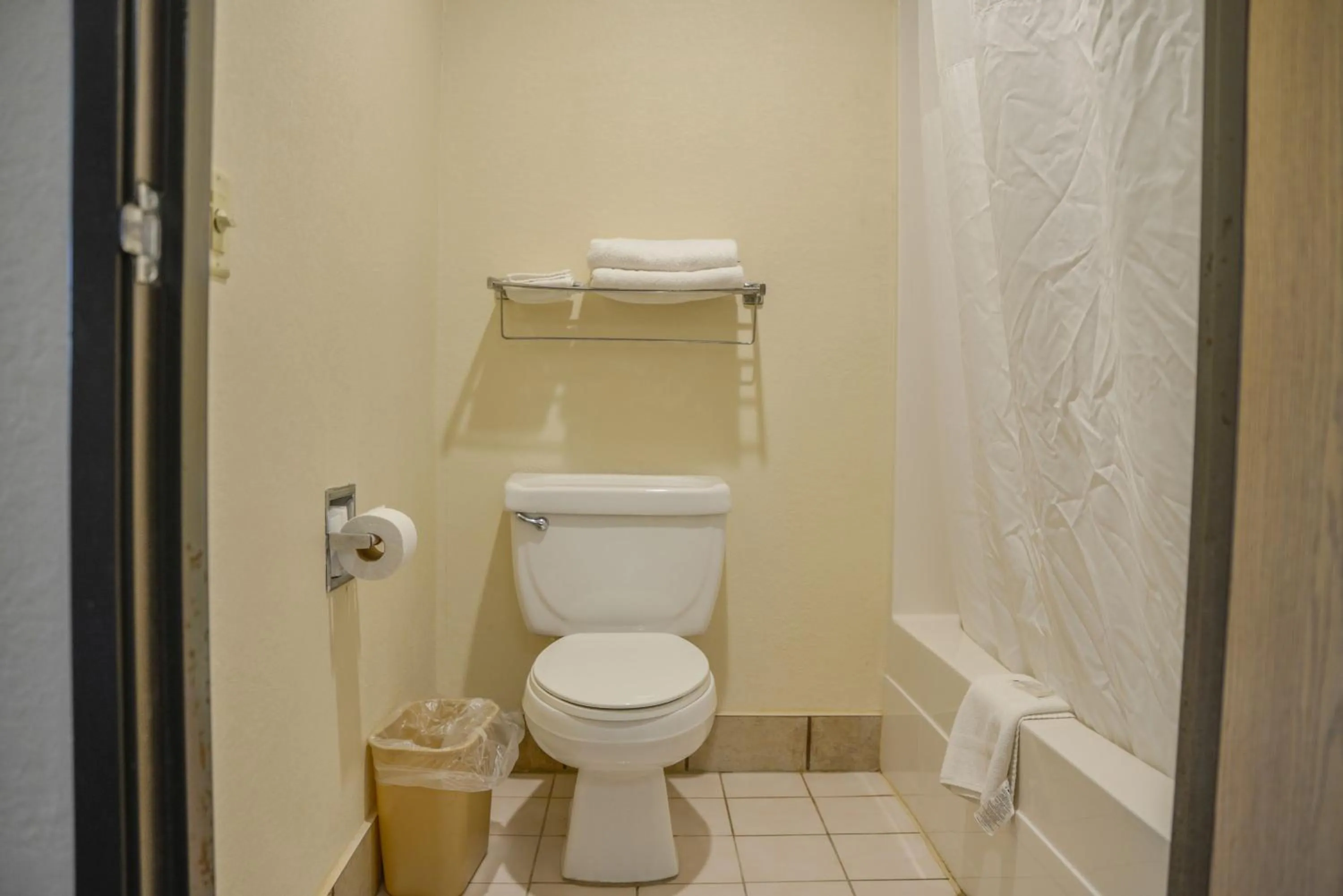 Bathroom in Days Inn by Wyndham Mount Vernon