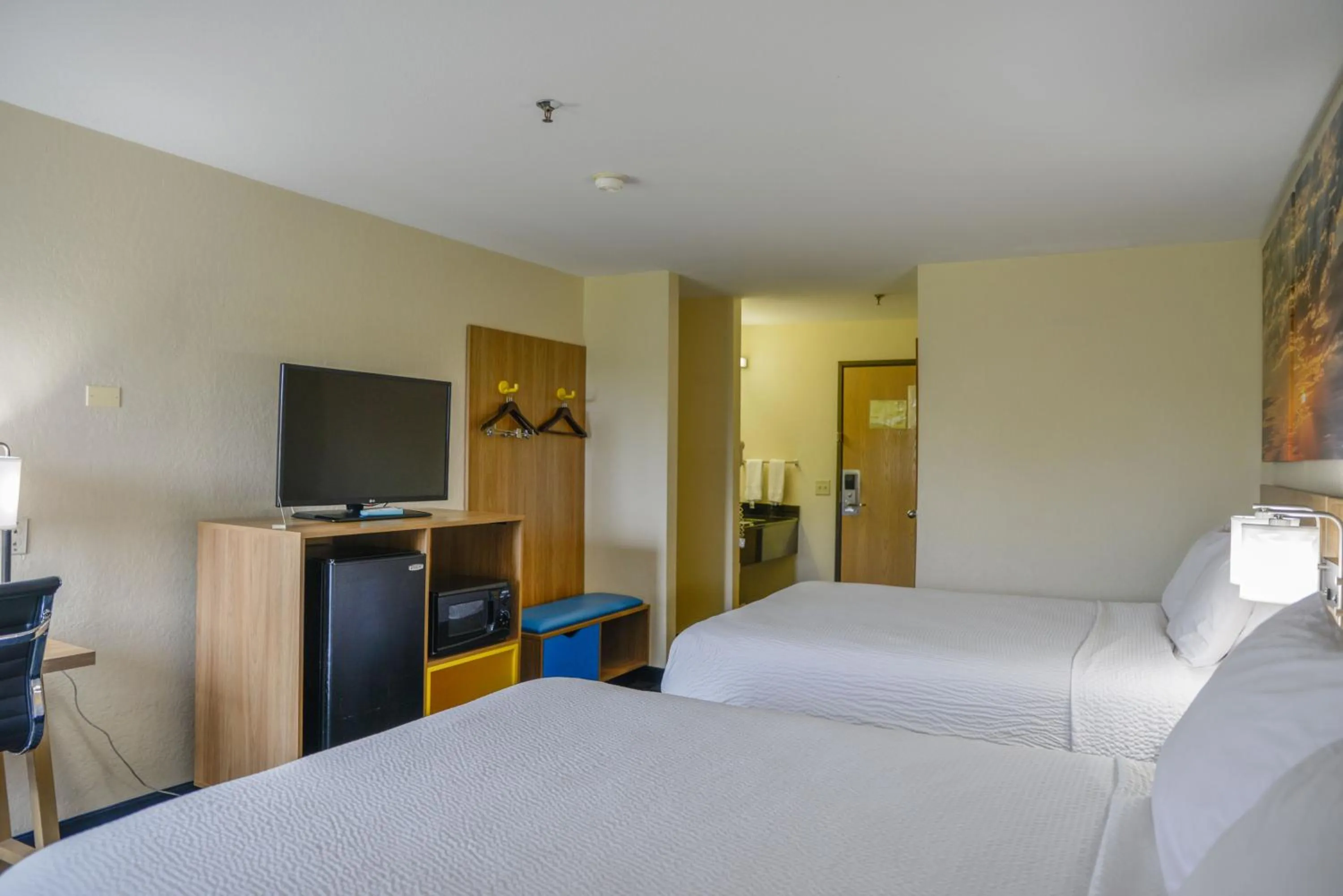 Bedroom, Bed in Days Inn by Wyndham Mount Vernon