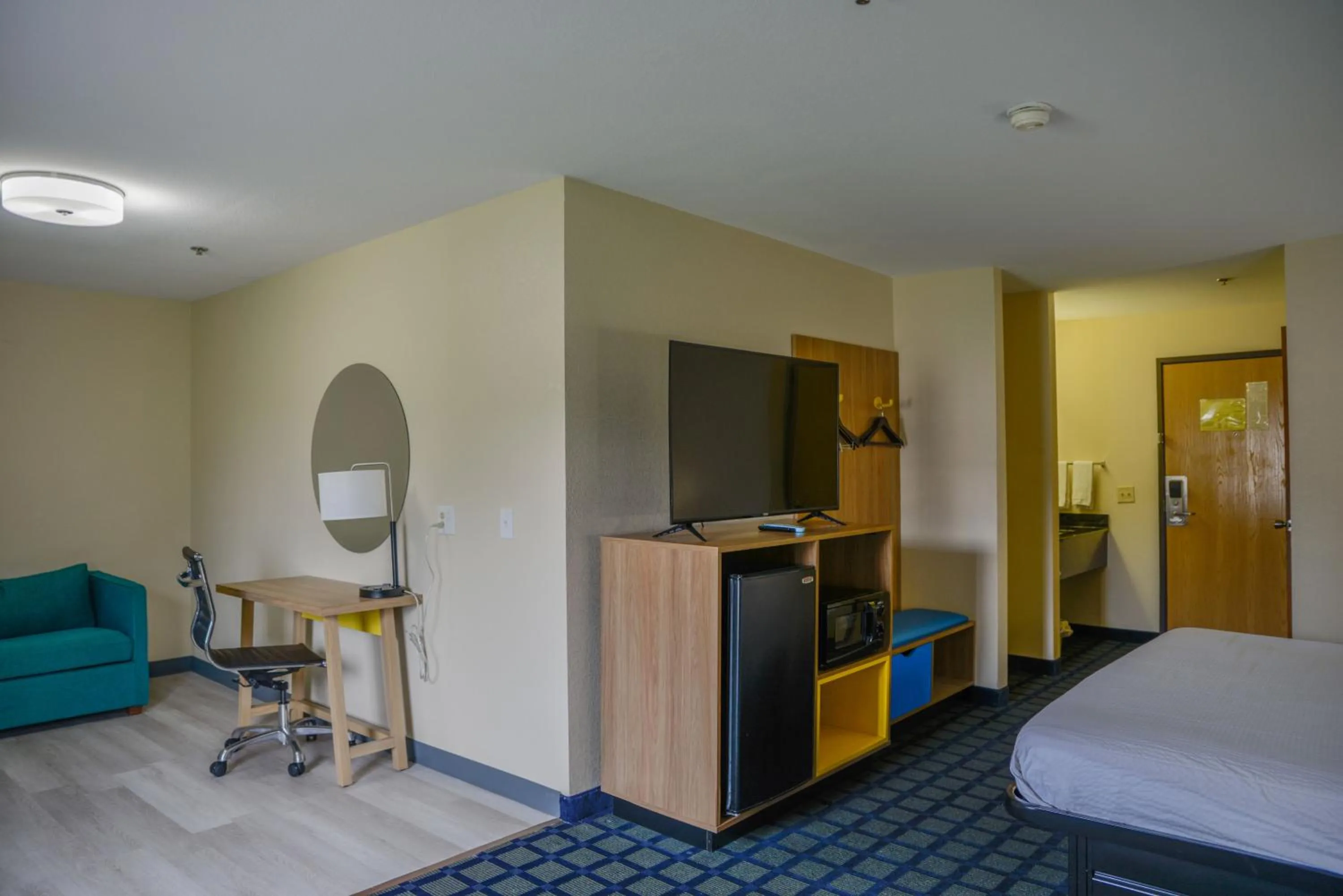 Bedroom, Bed in Days Inn by Wyndham Mount Vernon