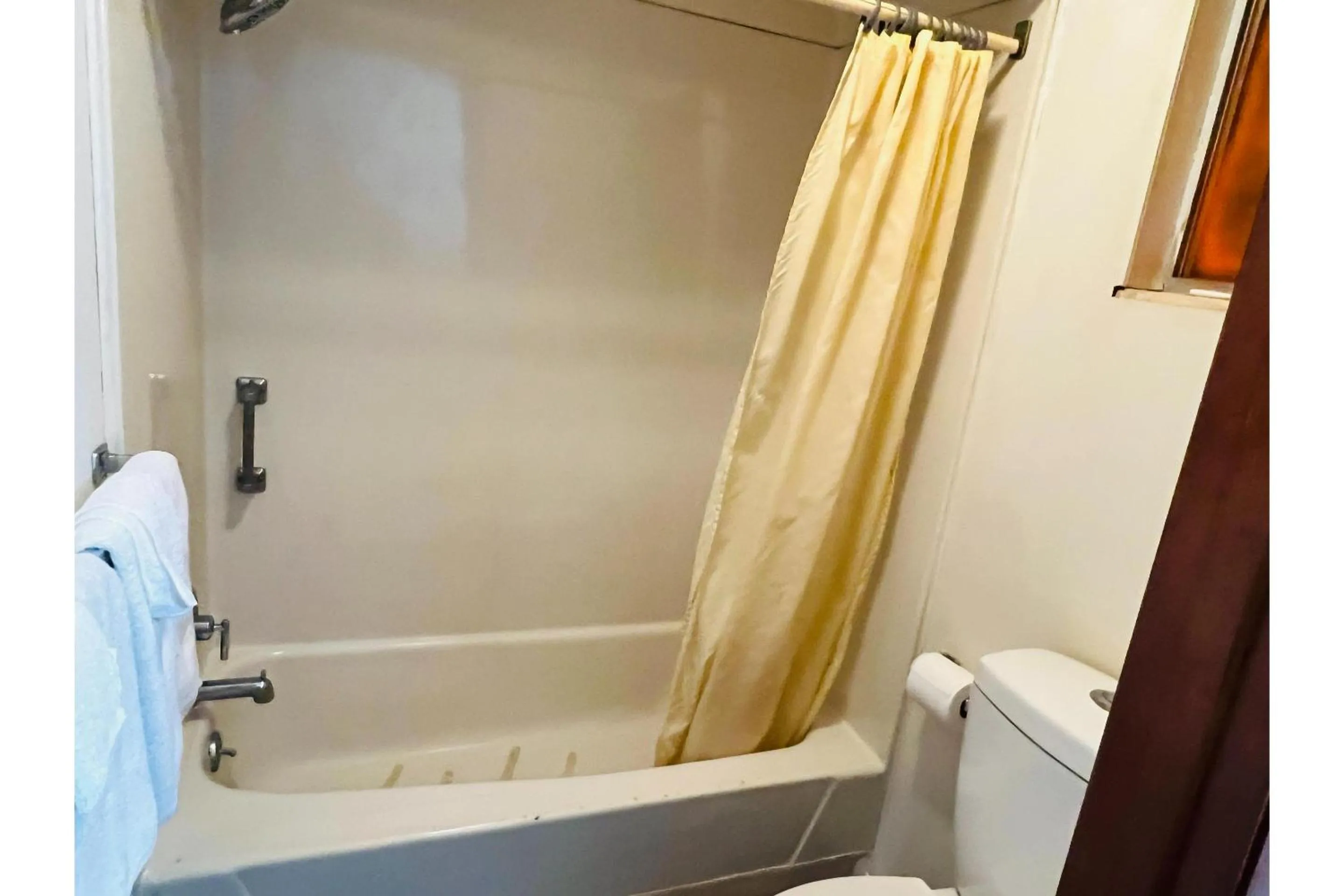 Bathroom in Capital O Sparta Motel Near Carbondale