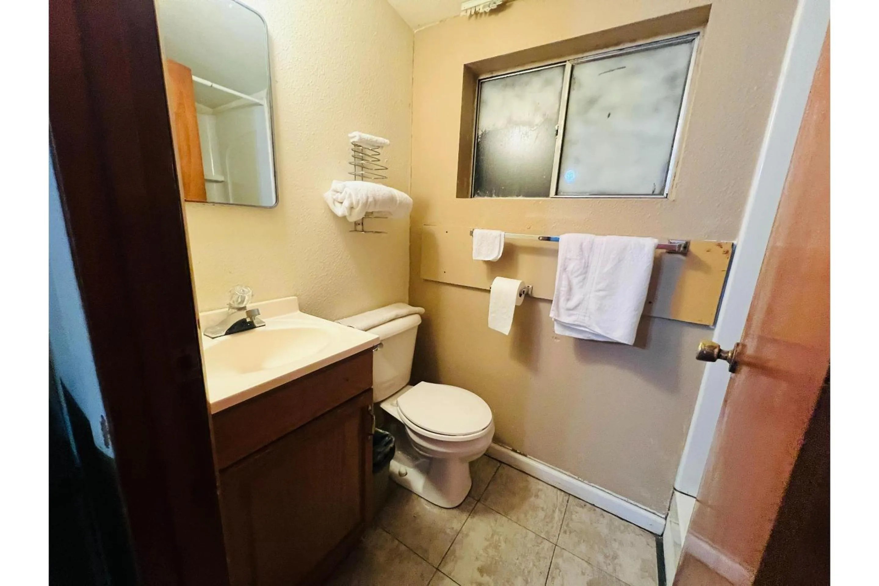 Bathroom in Capital O Sparta Motel Near Carbondale