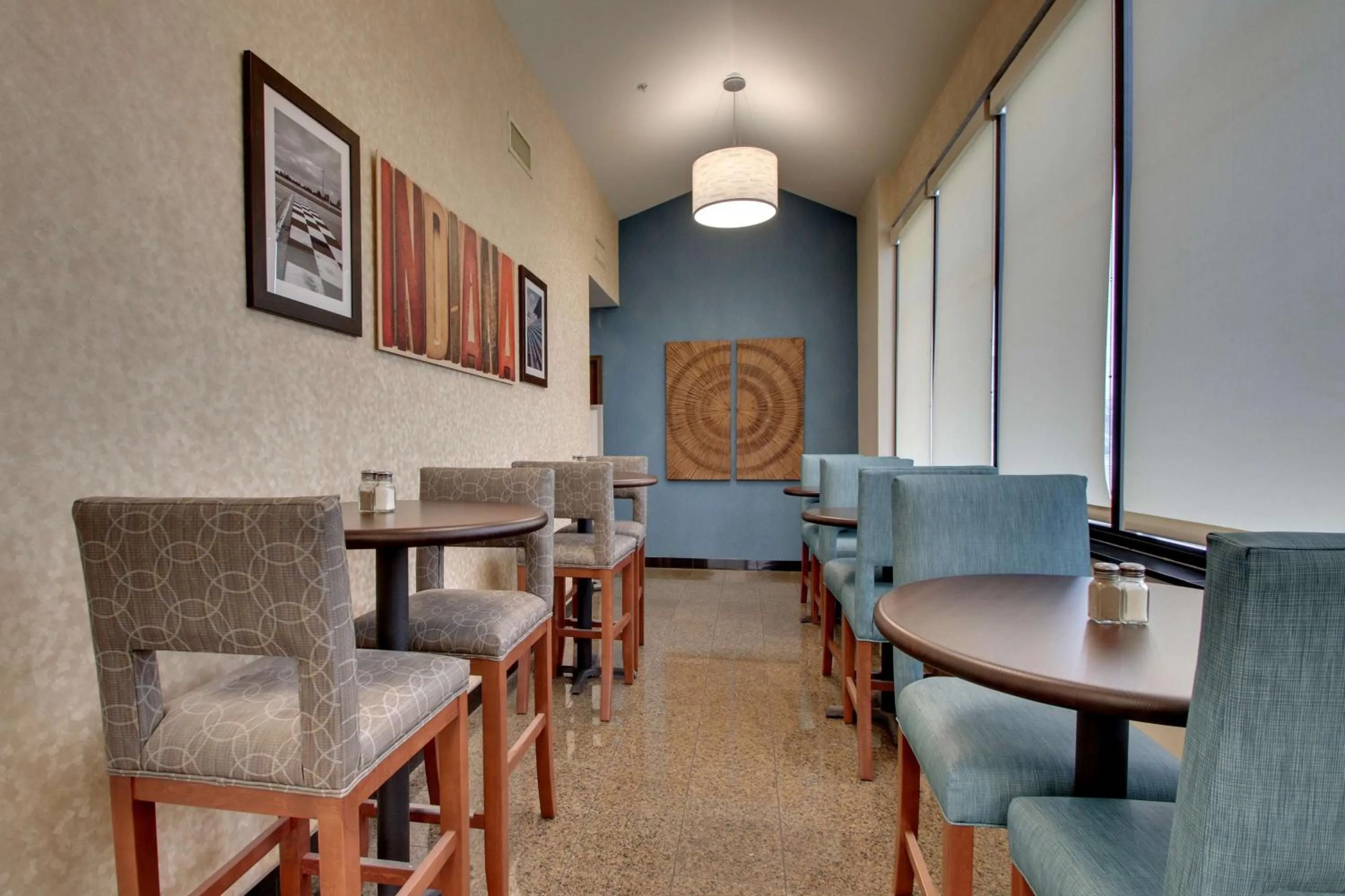 Restaurant/places to eat in Best Western Plus Indianapolis North at Pyramids