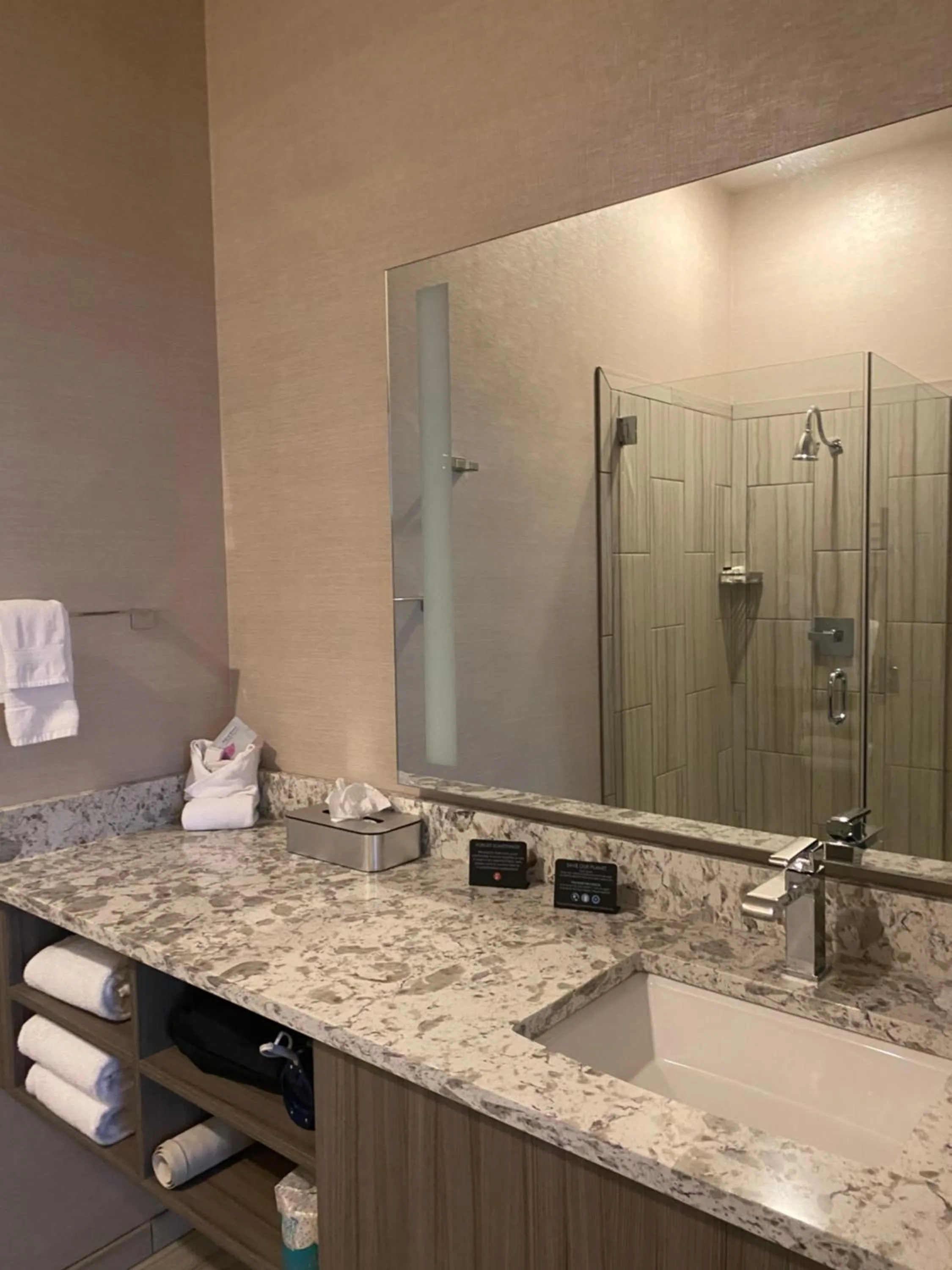 Shower in Harlow Hotel