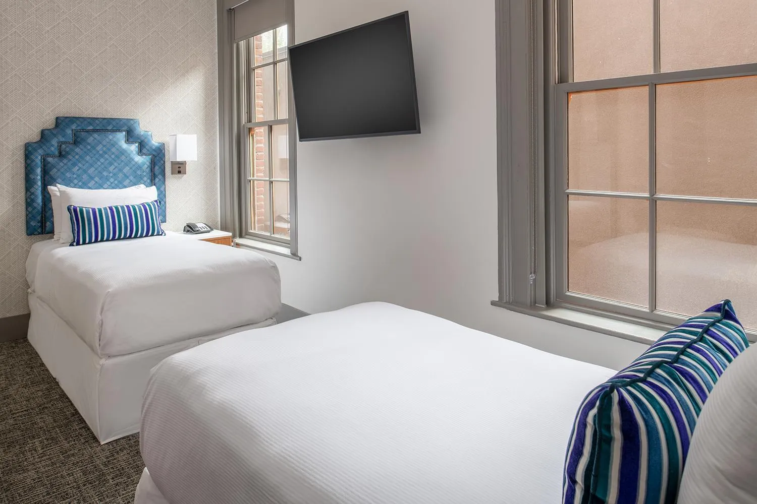 Bedroom, Bed in Harlow Hotel