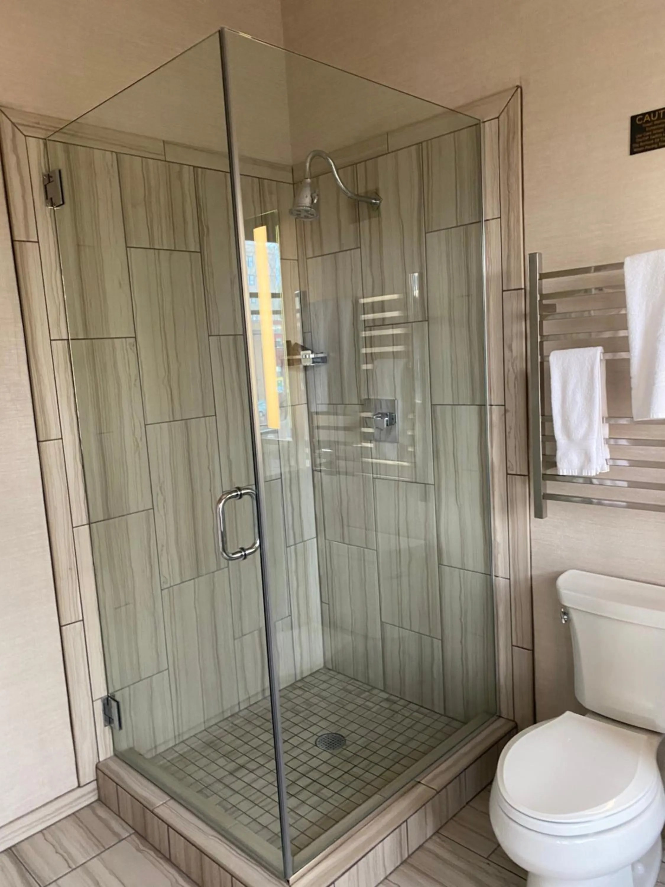 Shower in Harlow Hotel