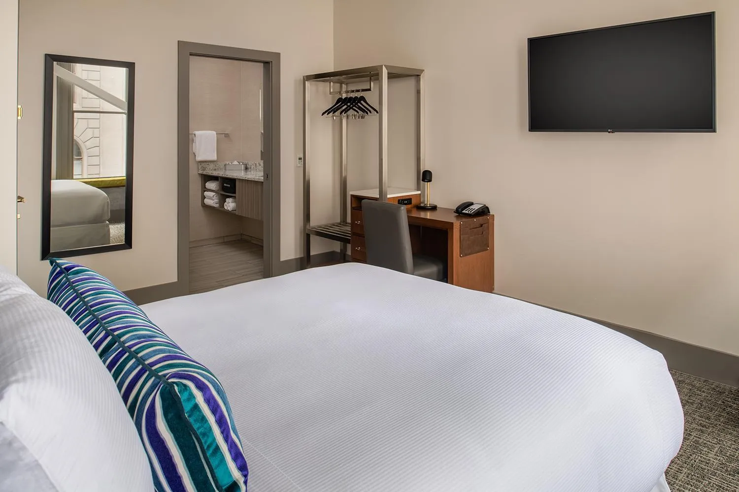 Bedroom, Bed in Harlow Hotel