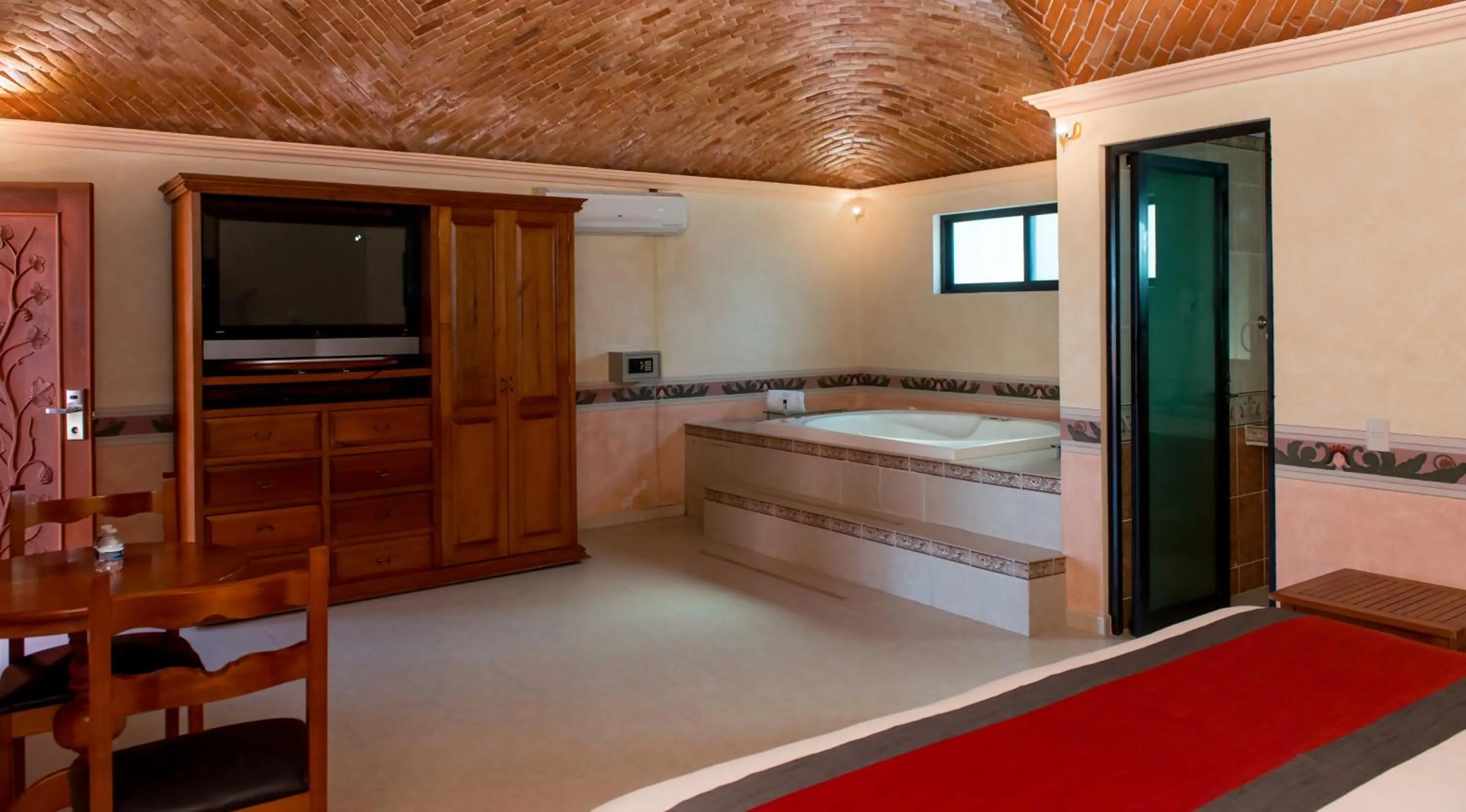 Hot Tub, Bed in HOTEL & SPA HACIENDA TRES VIDAS