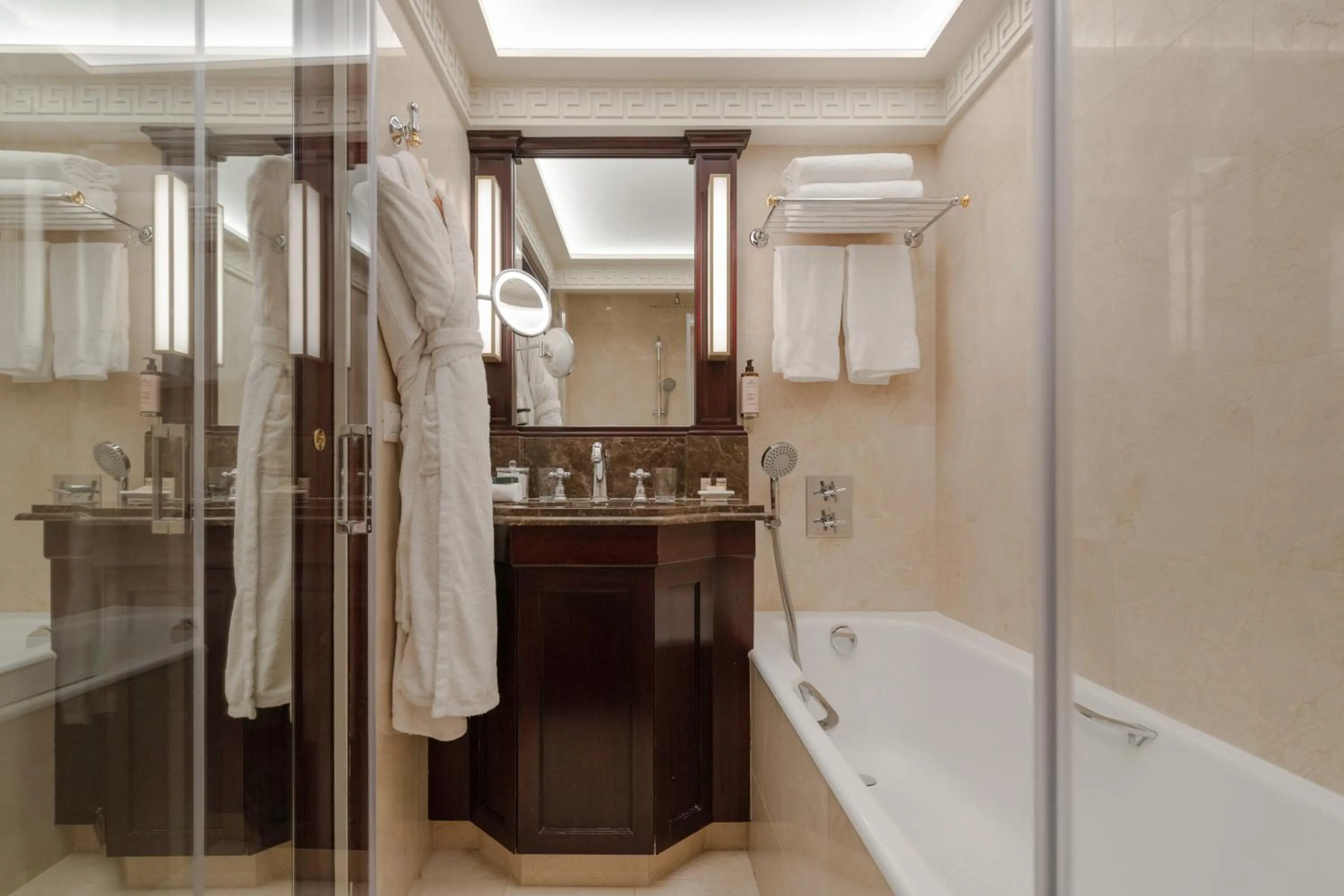 Shower in Hôtel Napoleon Paris