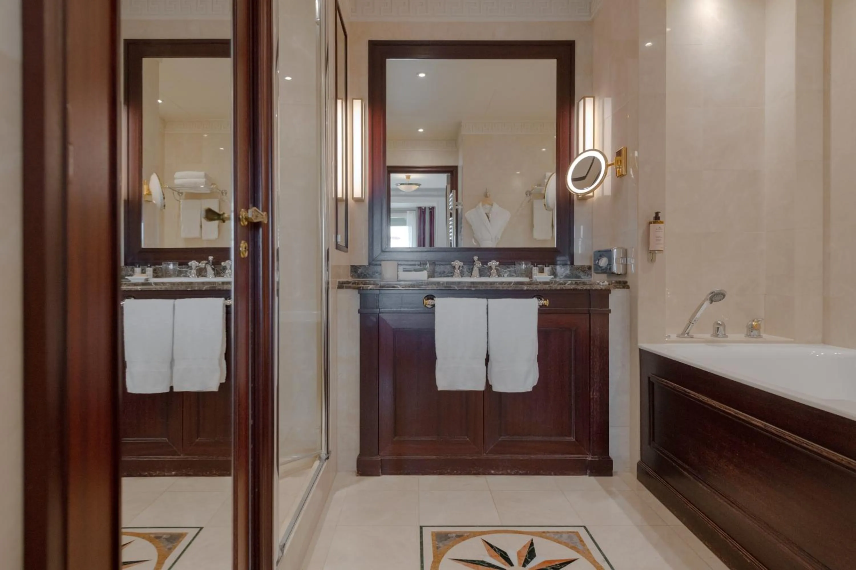 Bathroom in Hôtel Napoleon Paris