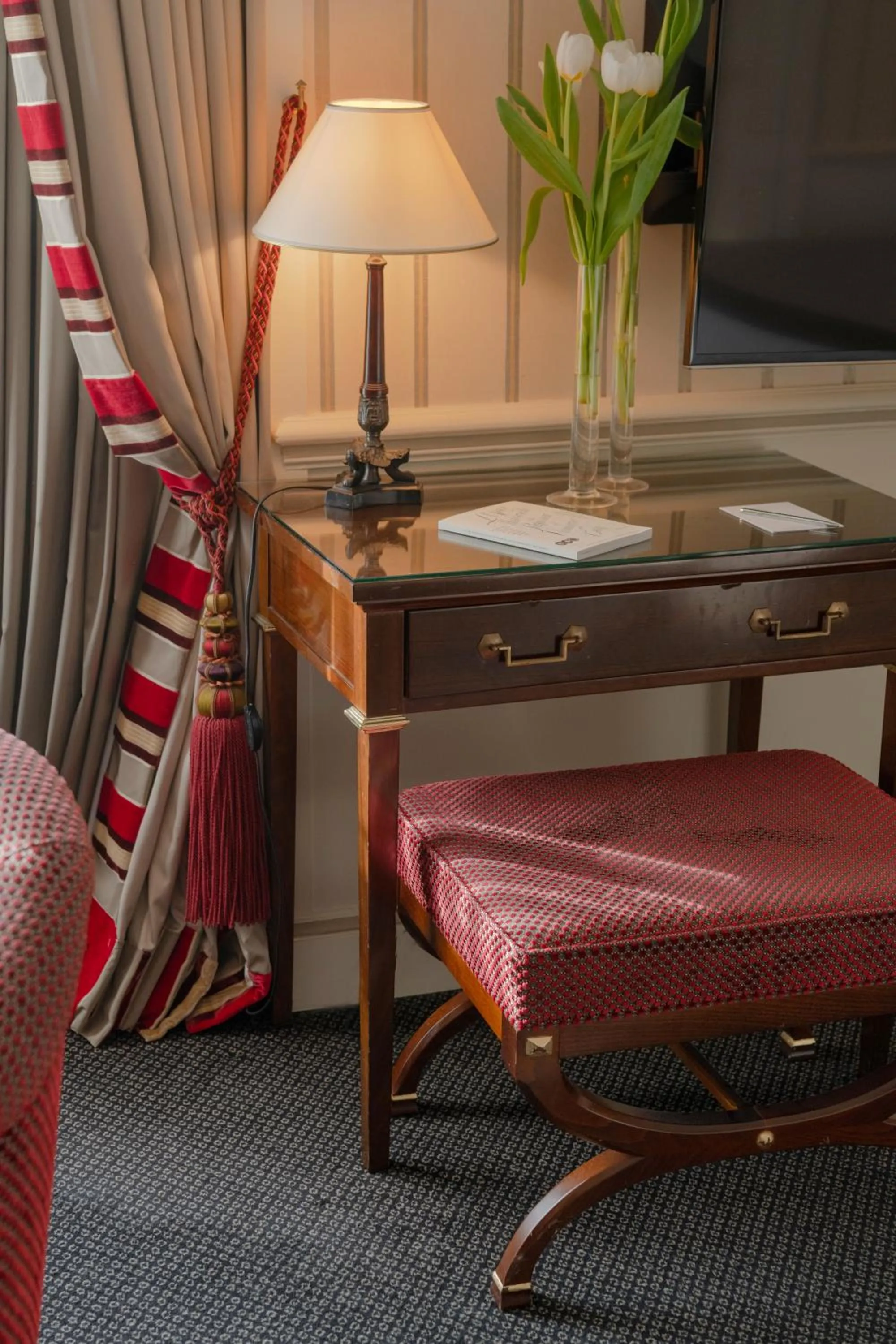 TV and multimedia in Hôtel Napoleon Paris