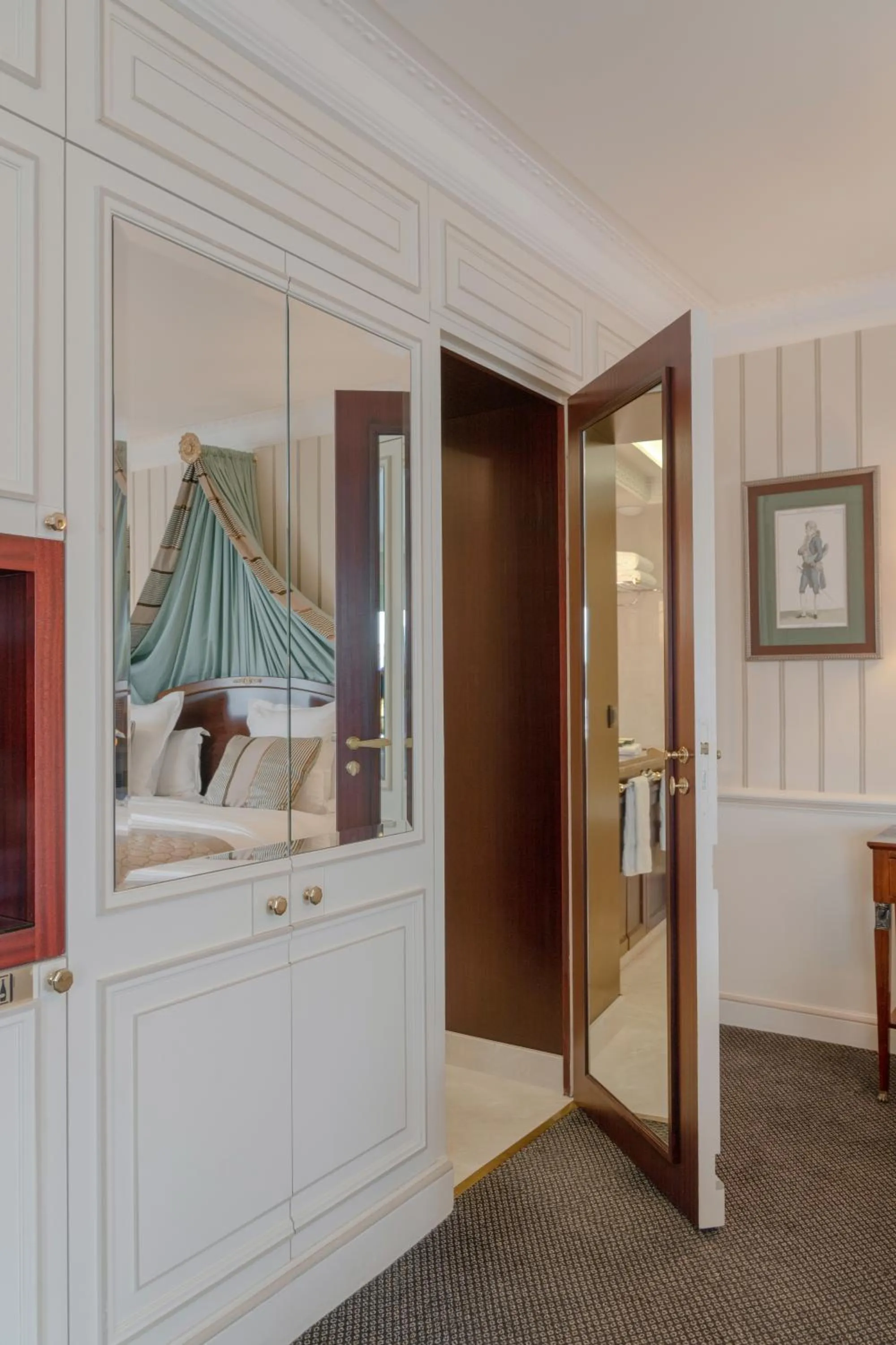 Bedroom, Bed in Hôtel Napoleon Paris