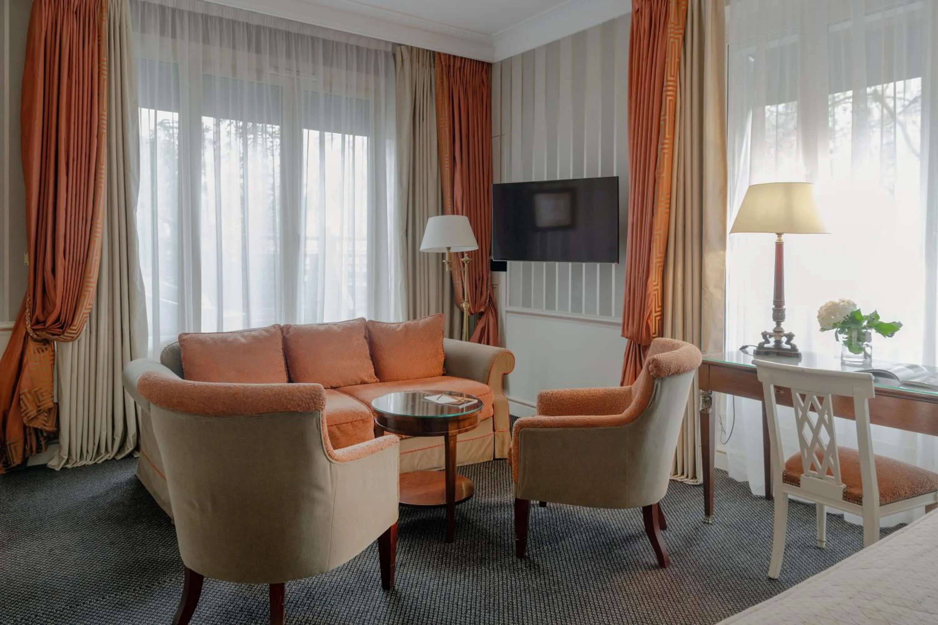 TV and multimedia in Hôtel Napoleon Paris