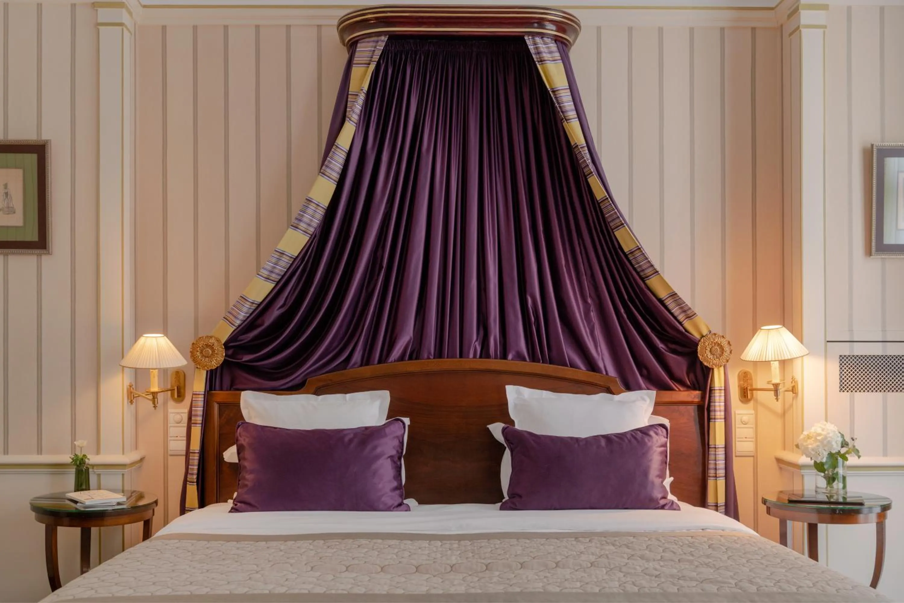 Bed in Hôtel Napoleon Paris