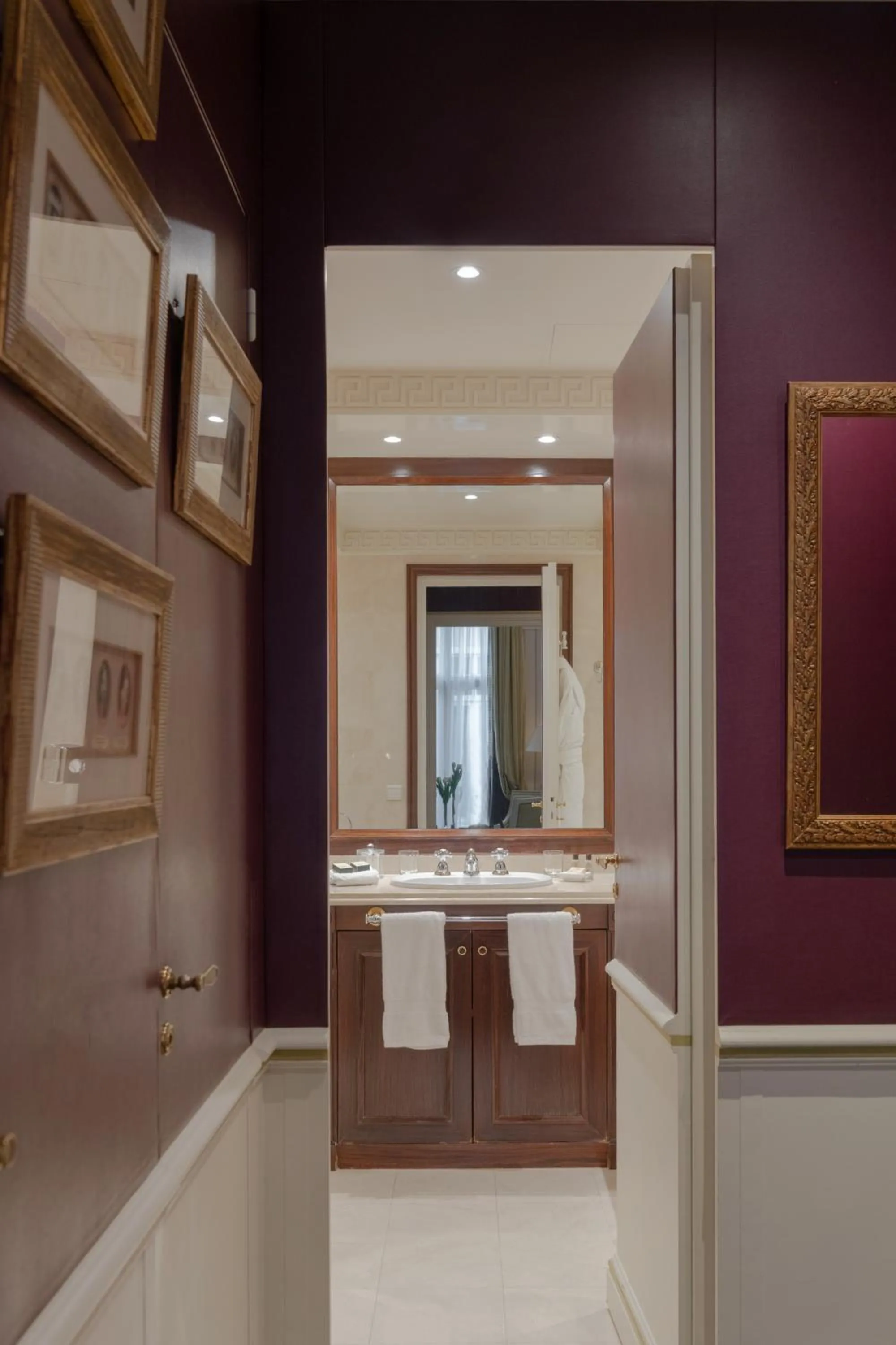 Bathroom in Hôtel Napoleon Paris