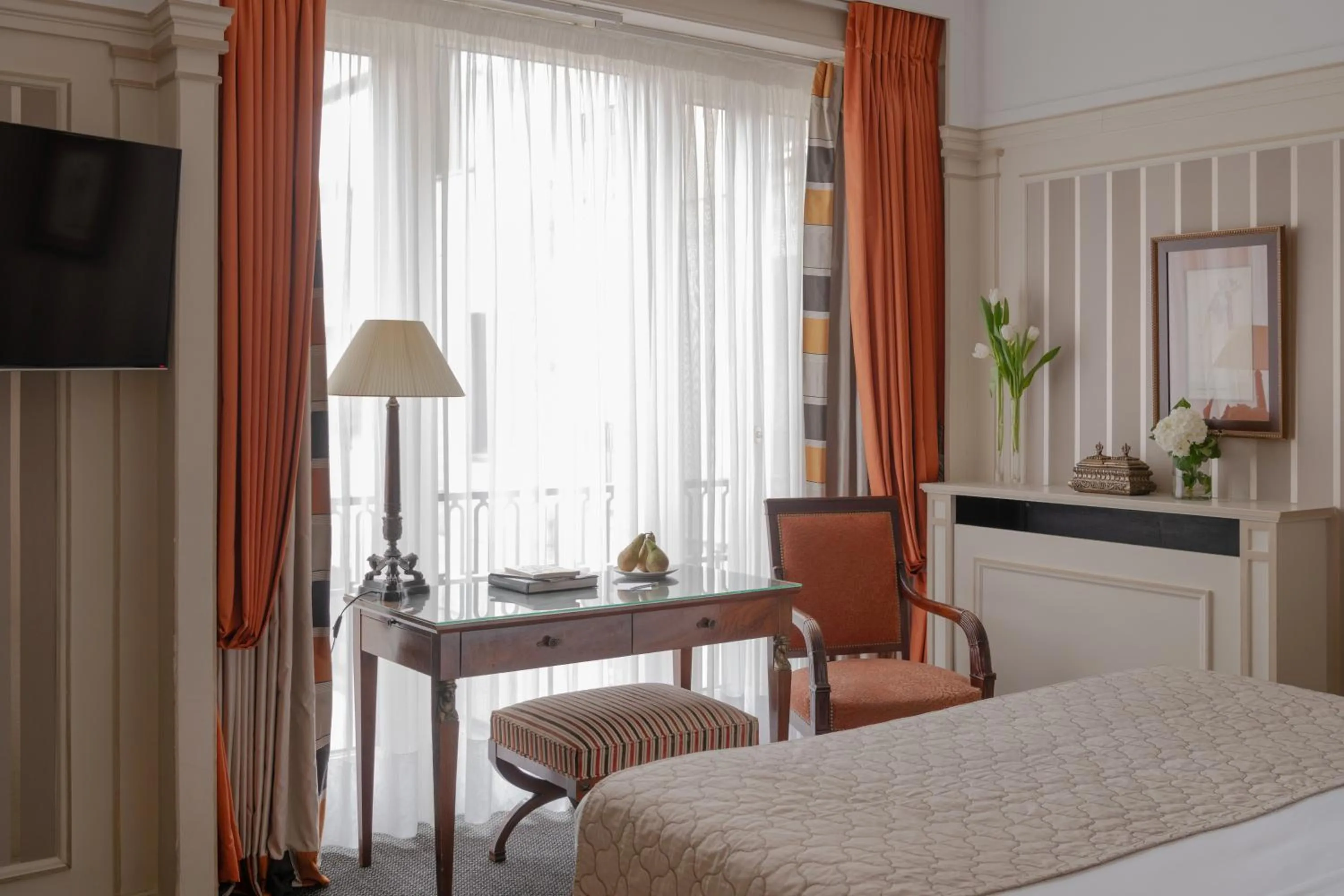 TV and multimedia, Bed in Hôtel Napoleon Paris