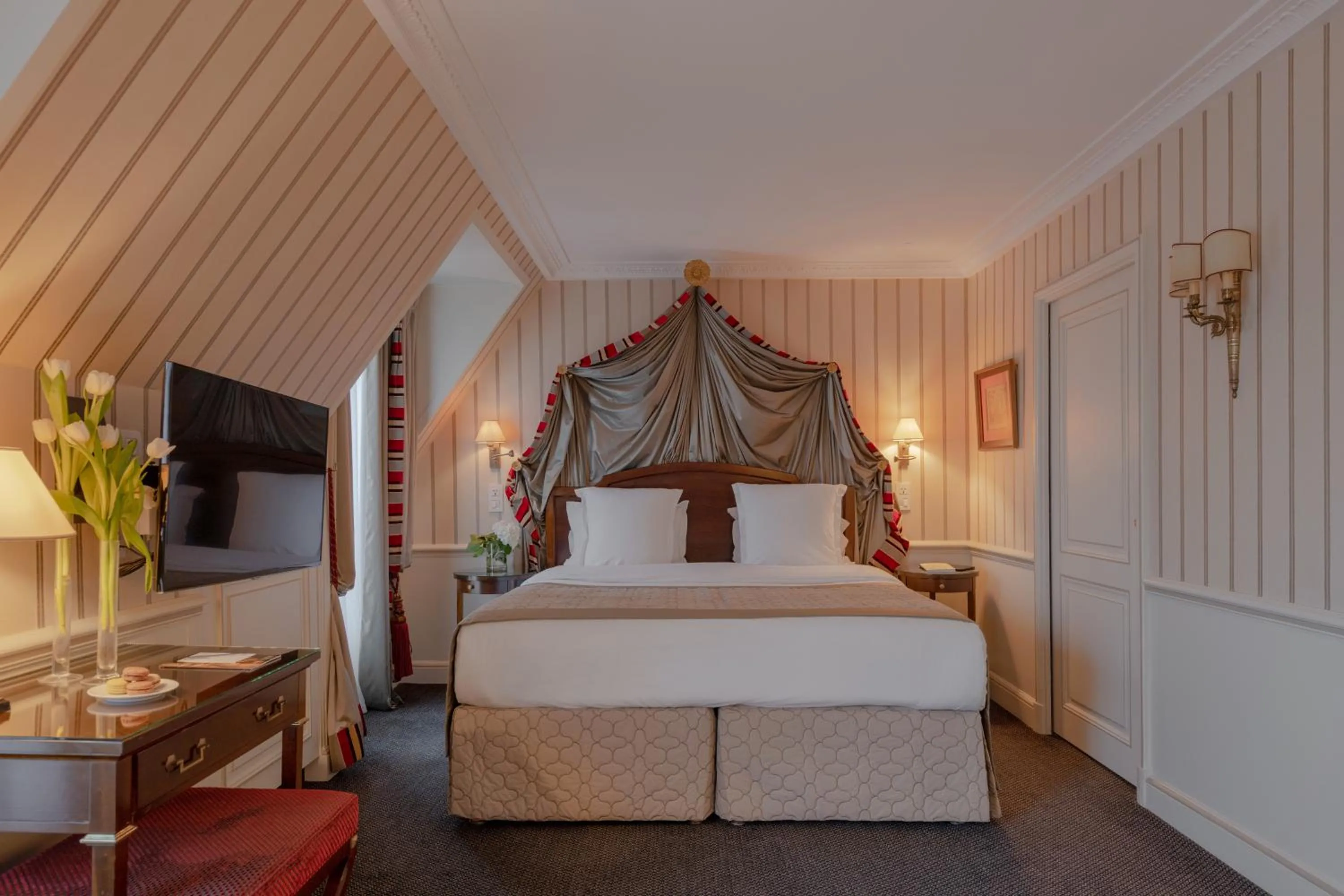 Bed in Hôtel Napoleon Paris