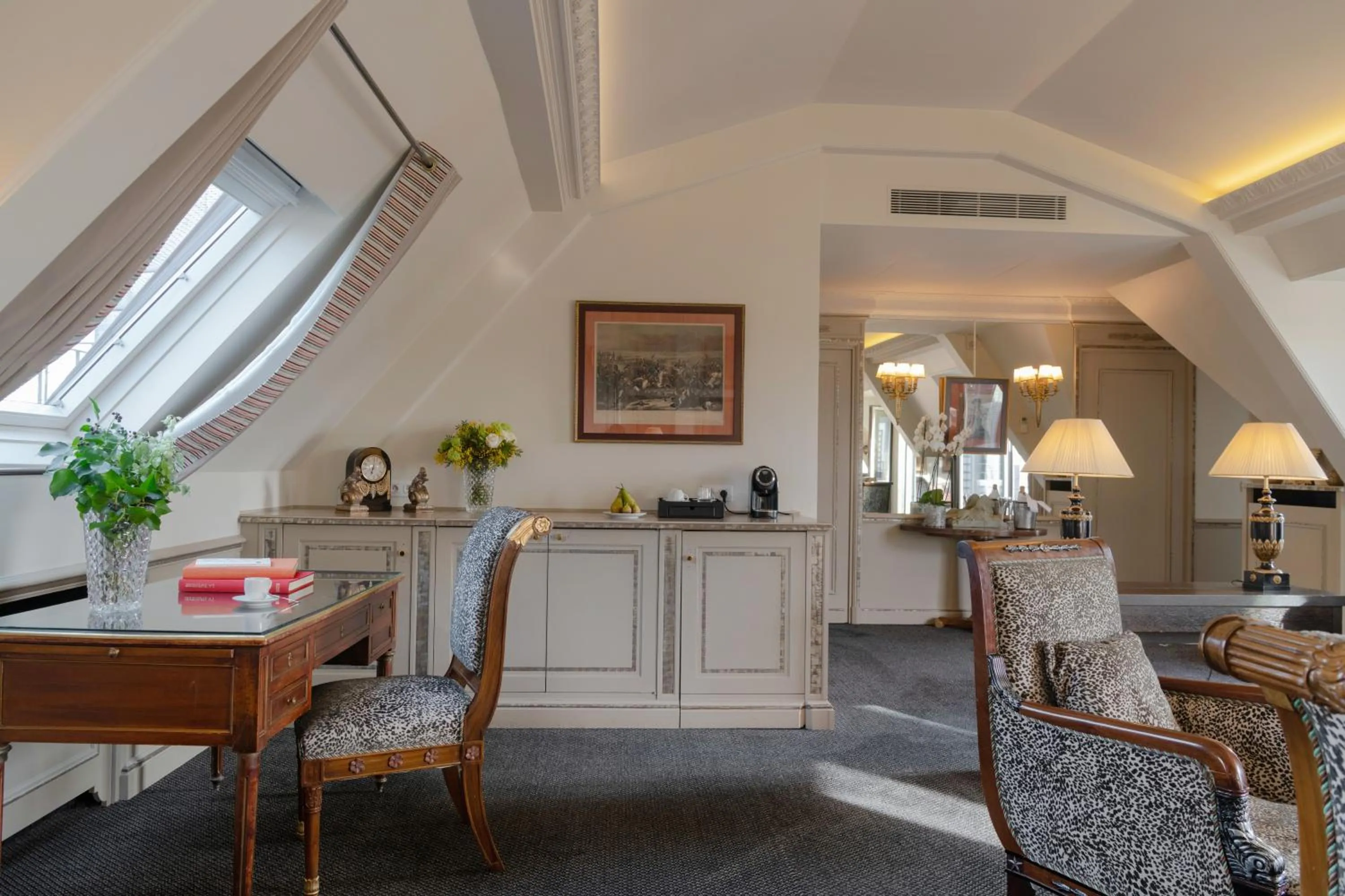 Living room in Hôtel Napoleon Paris