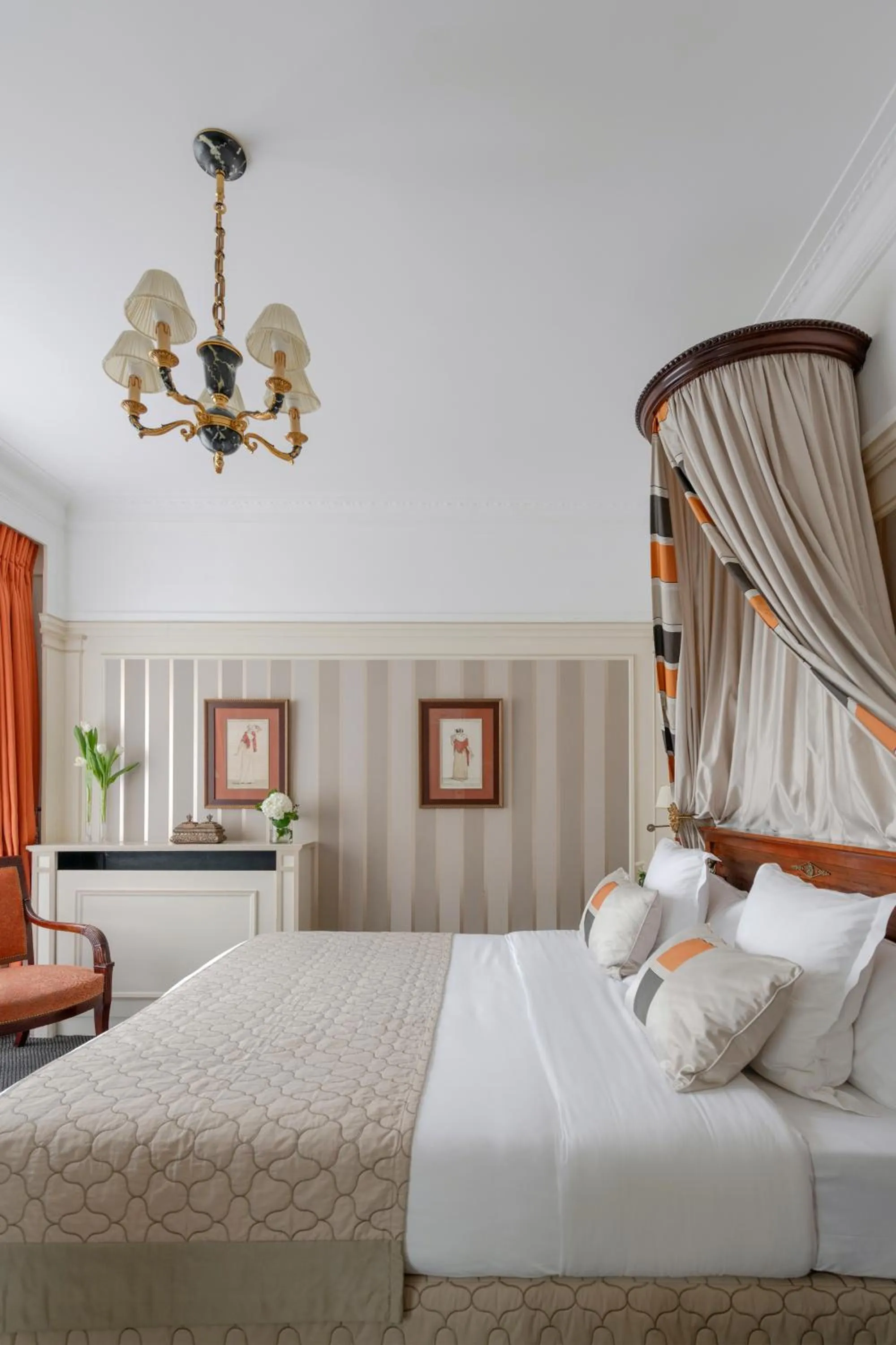 Bed in Hôtel Napoleon Paris